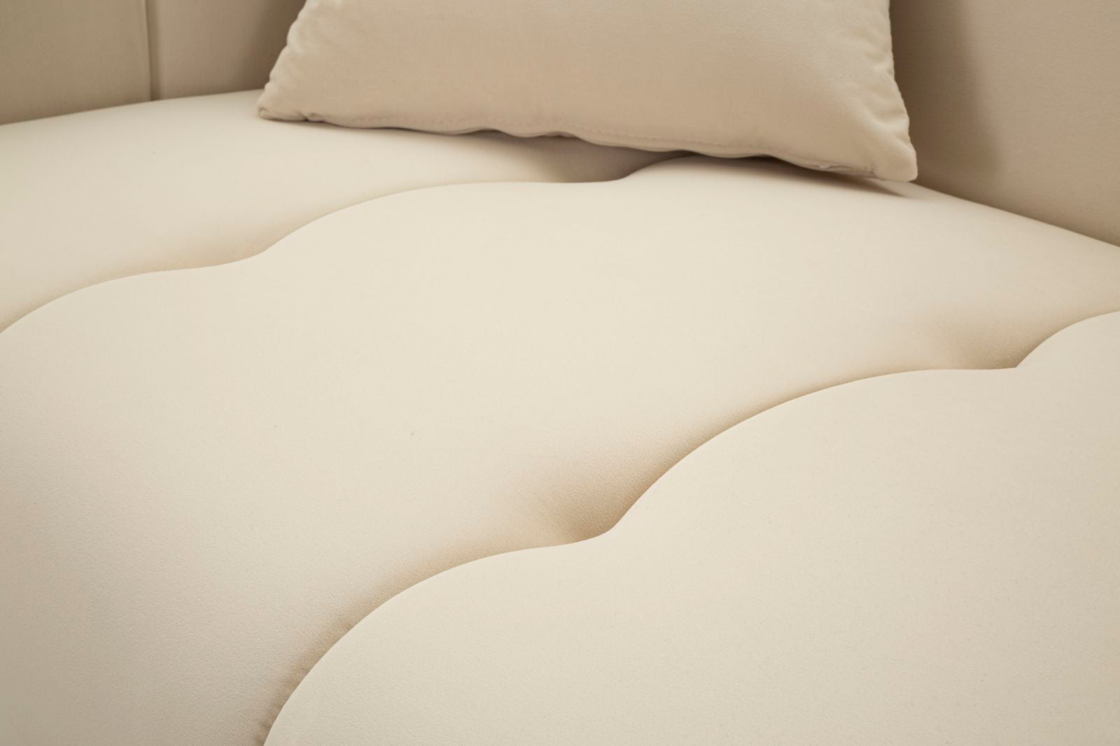 Samt Sofa Alma Crema 155 cm mit Kissen und Goldfüßen