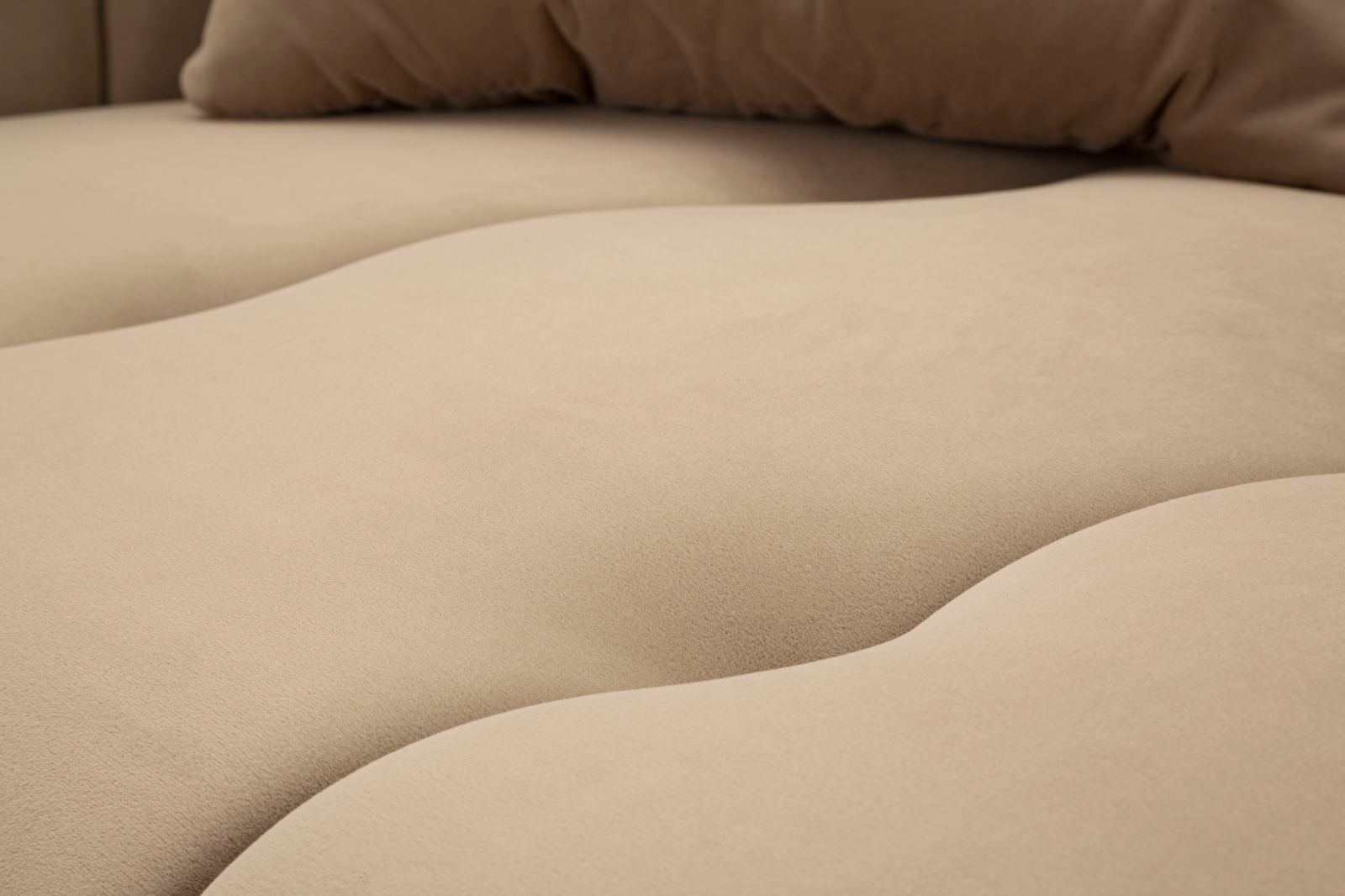 Samt Sofa Alma Grigio 155 cm mit Kissen und Goldfüßen