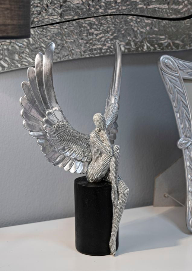 Skulptur Angel Serenity – Sitzender Engel mit Flügeln in Silber 34cm