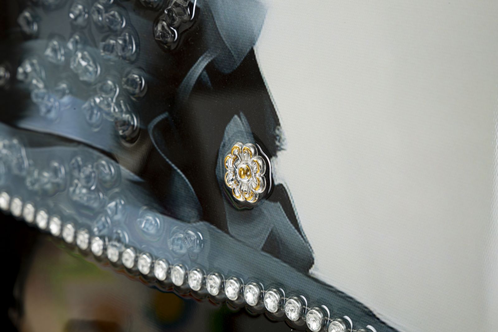 Dori Noire Wandbild 62x92 cm – Glamouröse Frau in Schwarz mit Hut auf Leinwand