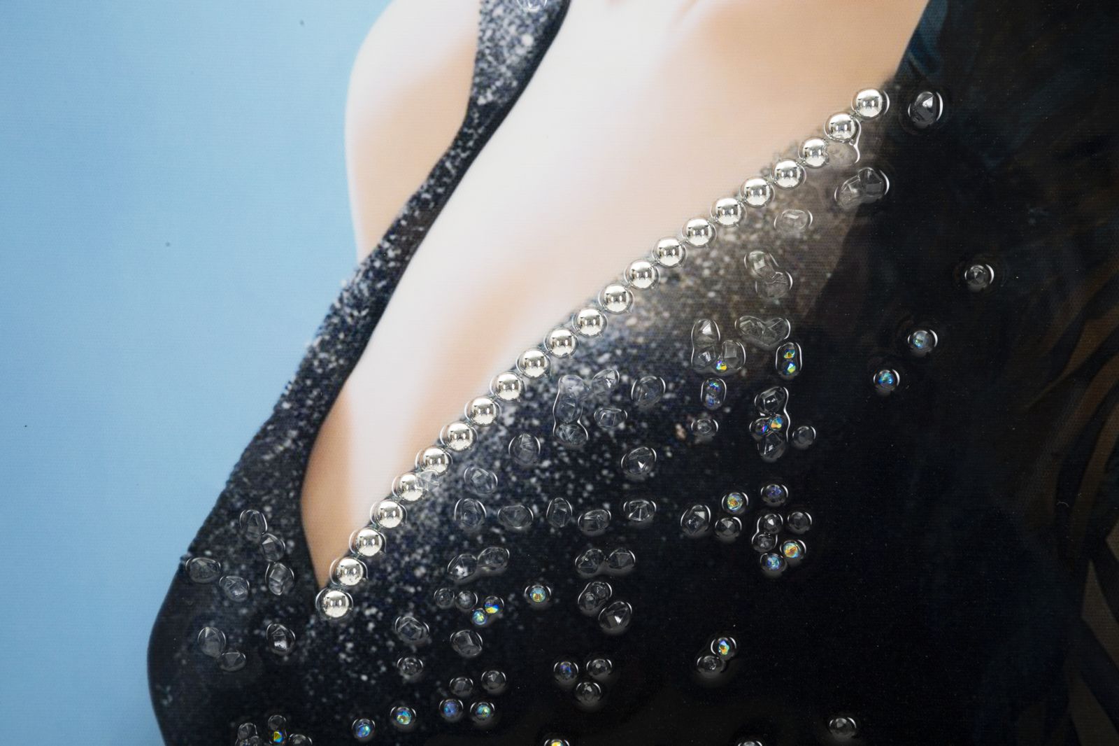 Dori Eleganza Wandbild 62x92 cm – Damenporträt mit großem Hut auf Leinwand im Glamour Stil