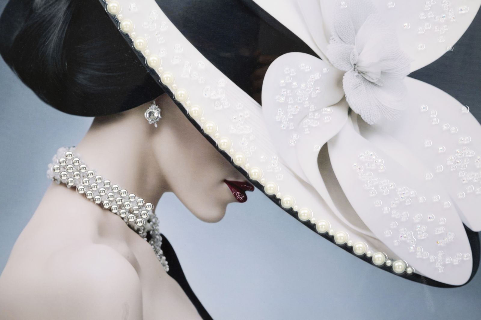 Marty Couture Wandbild 62x92 cm – Elegante Damenfigur mit Blumenhut und Perlendetails