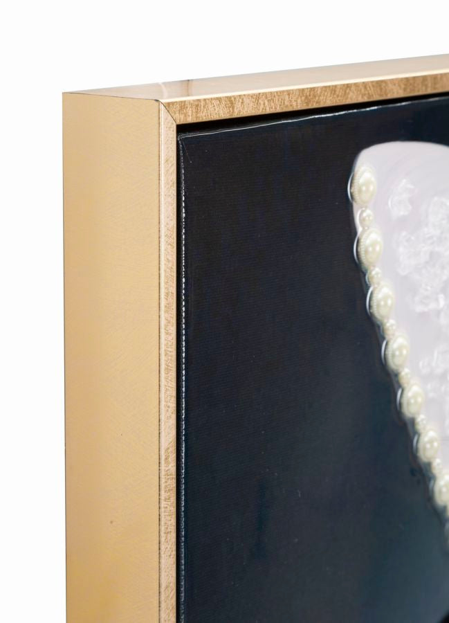 Marty Couture Wandbild 62x92 cm – Elegante Damenfigur mit Blumenhut und Perlendetails