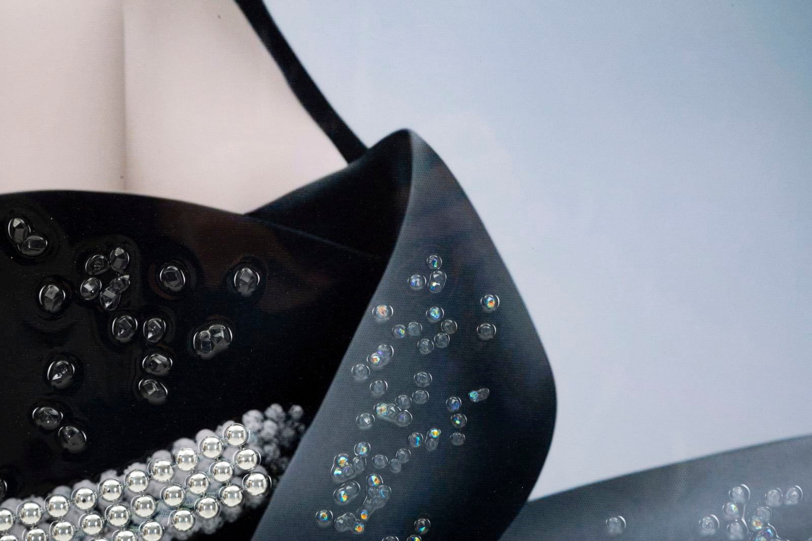 Marty Couture Wandbild 62x92 cm – Elegante Damenfigur mit Blumenhut und Perlendetails