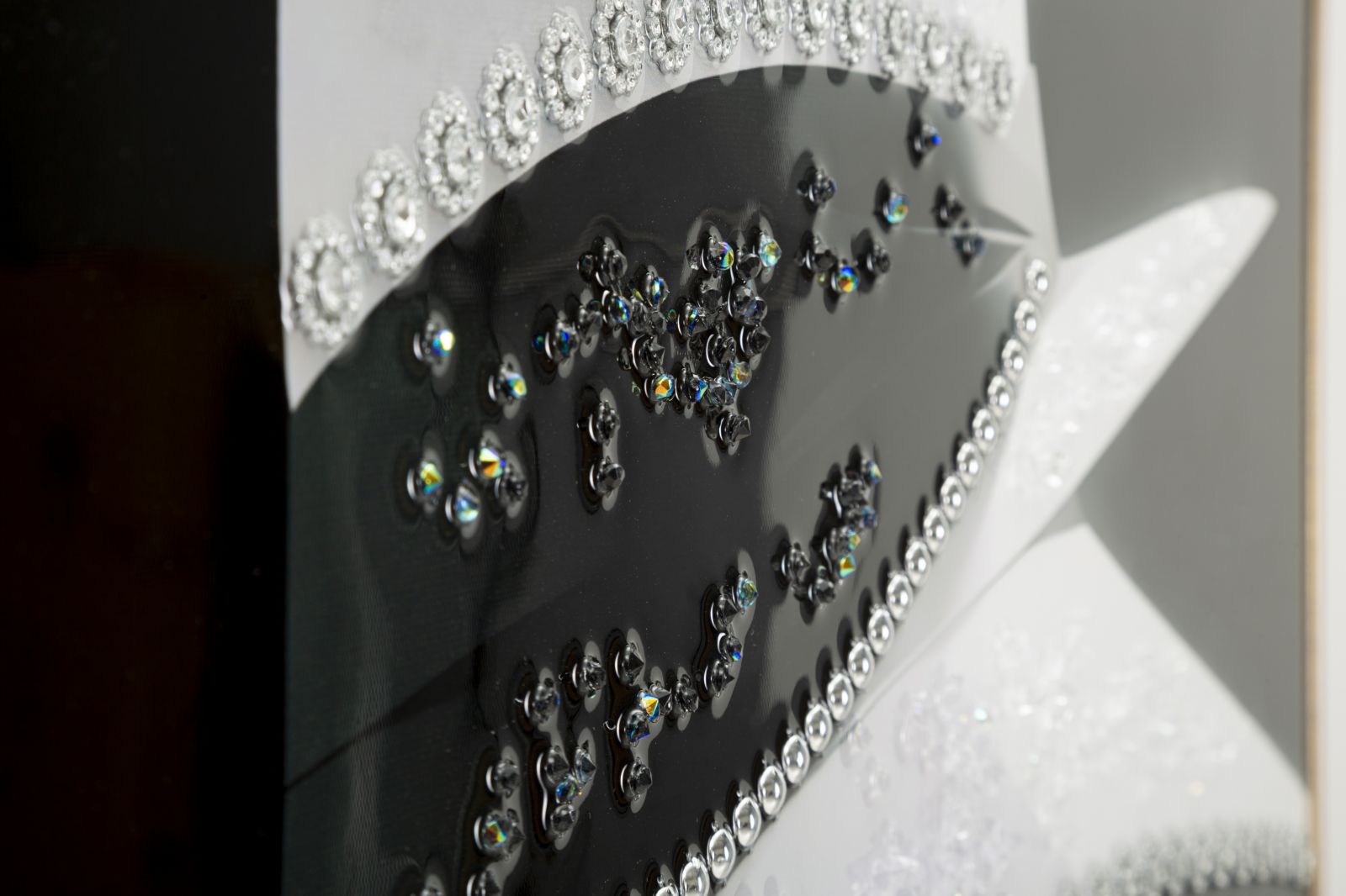 Marty Élite Wandbild 60x92 cm – Glamouröse Damenfigur auf Leinwand mit Perlenakzenten