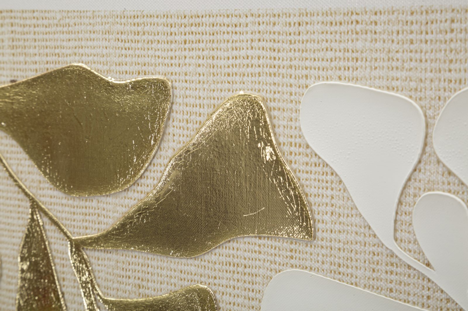 Goldy Wandbild auf Leinwand mit Rahmen – Elegante Blätteroptik 50x70 cm
