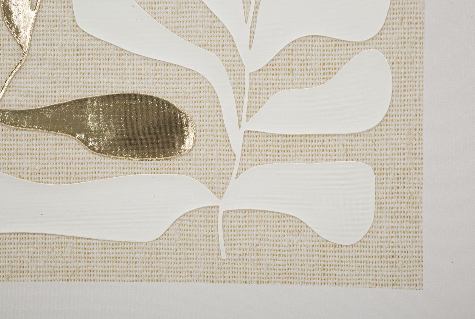 Goldy Wandbild auf Leinwand mit Rahmen – Elegante Blätteroptik 50x70 cm