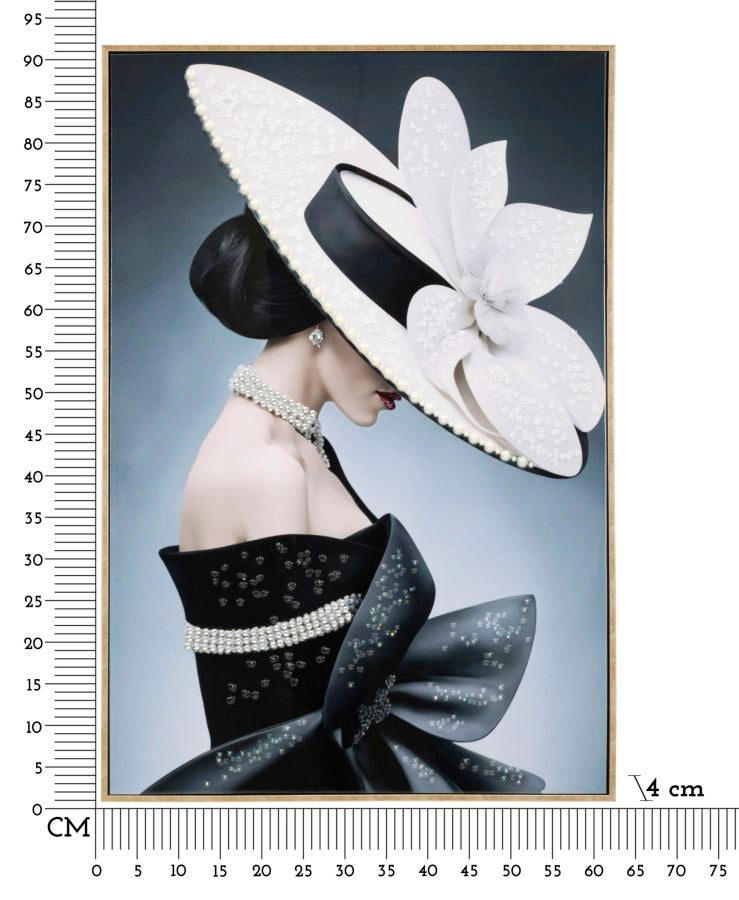 Marty Couture Wandbild 62x92 cm – Elegante Damenfigur mit Blumenhut und Perlendetails