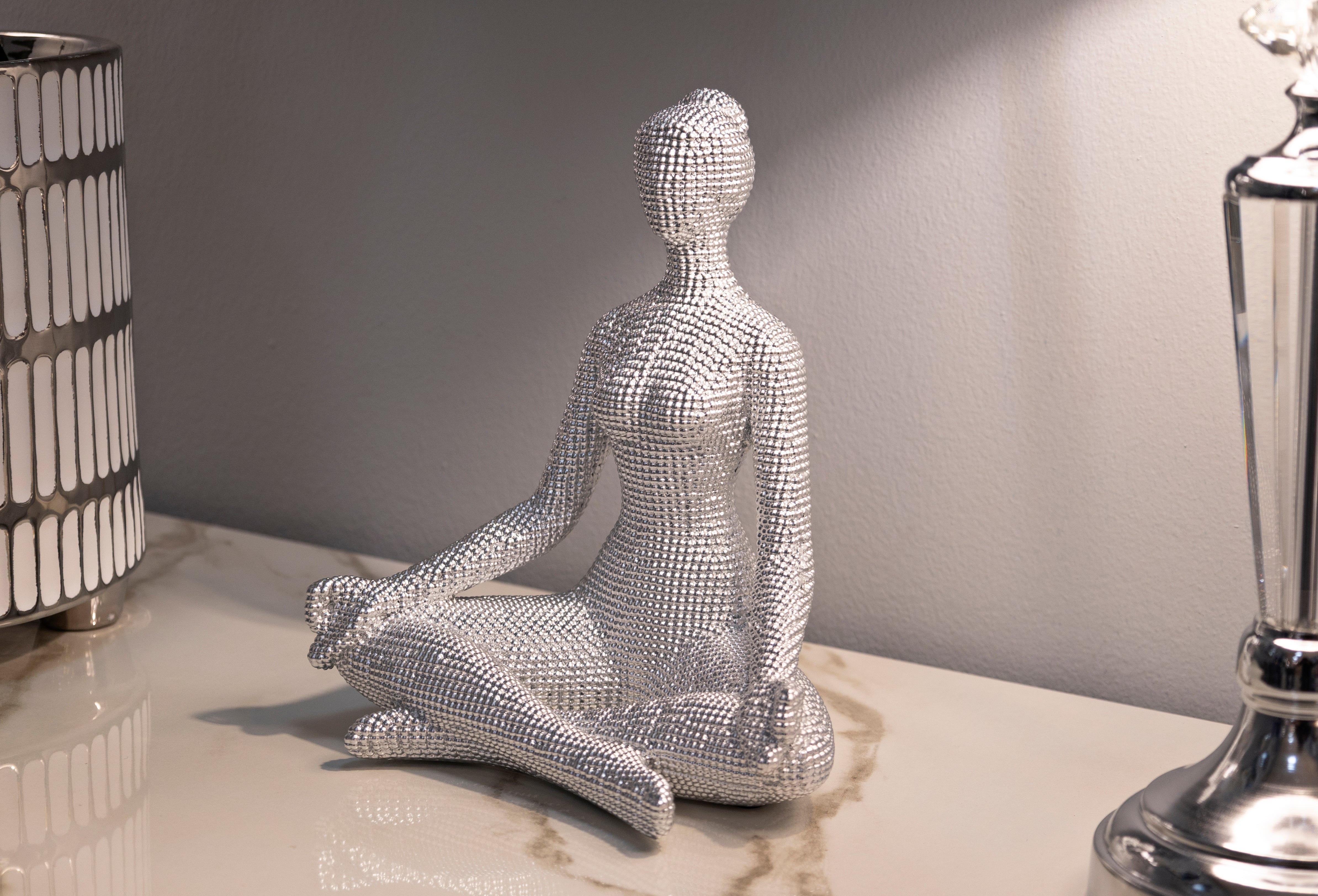 Skulptur Zen Pearl – Meditierende Figur Yoga in Silberoptik 23cm
