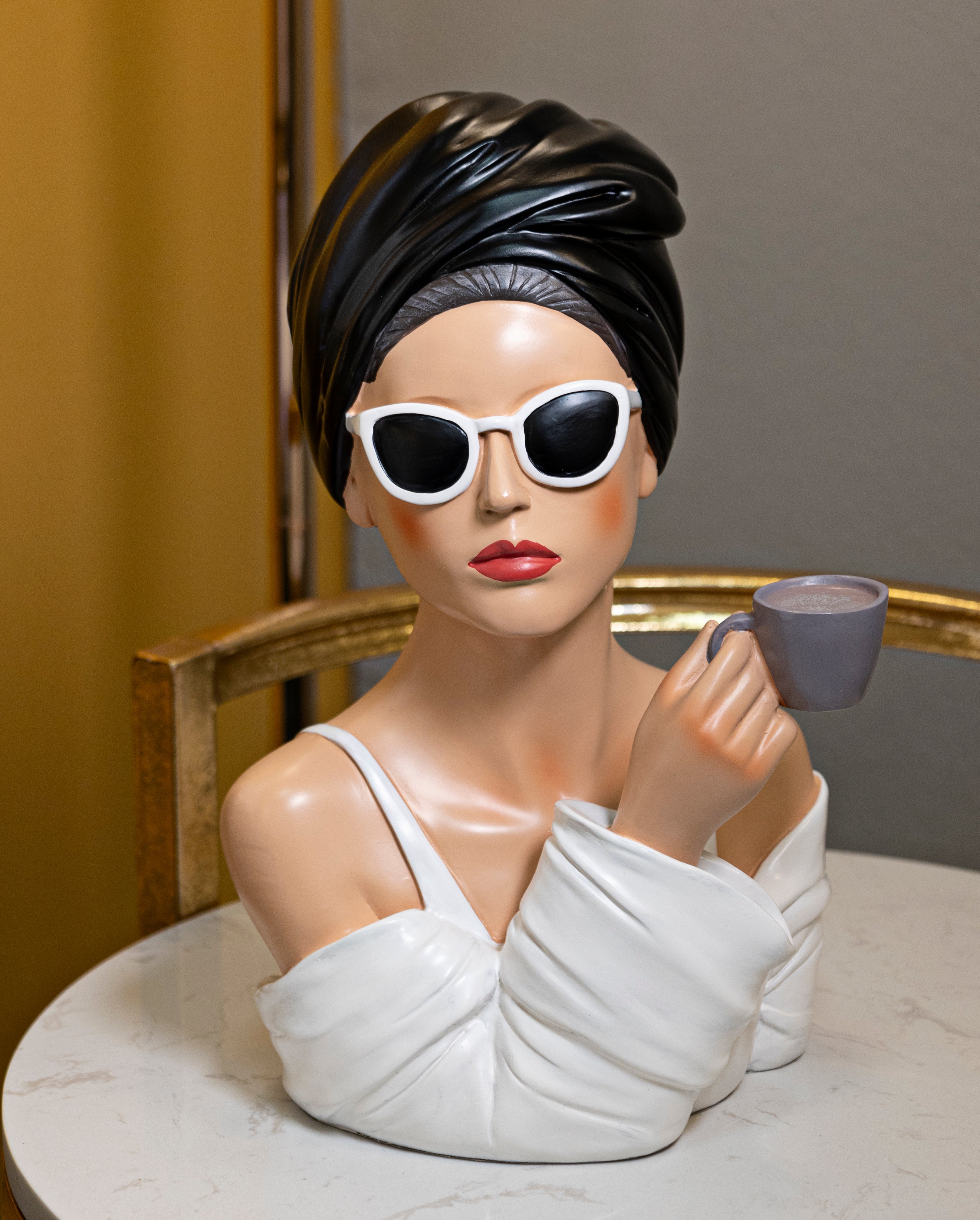 Dekofigur Lady Paris – Elegante Frauenfigur mit Tasse in Schwarz Weiß 29cm