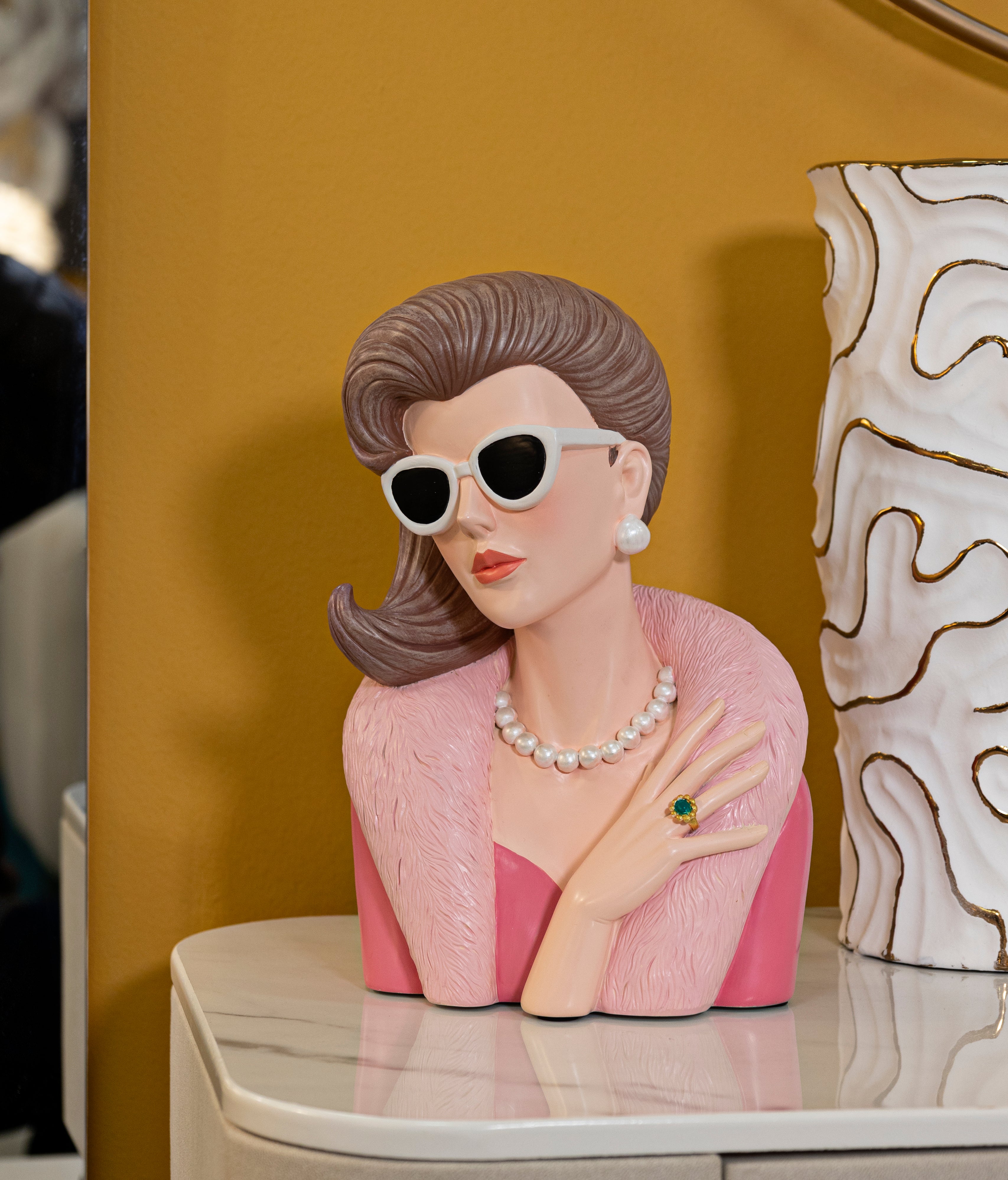 Lady Grace Dekofigur Vintage Büste mit Sonnenbrille Perlenkette und Smaragdring