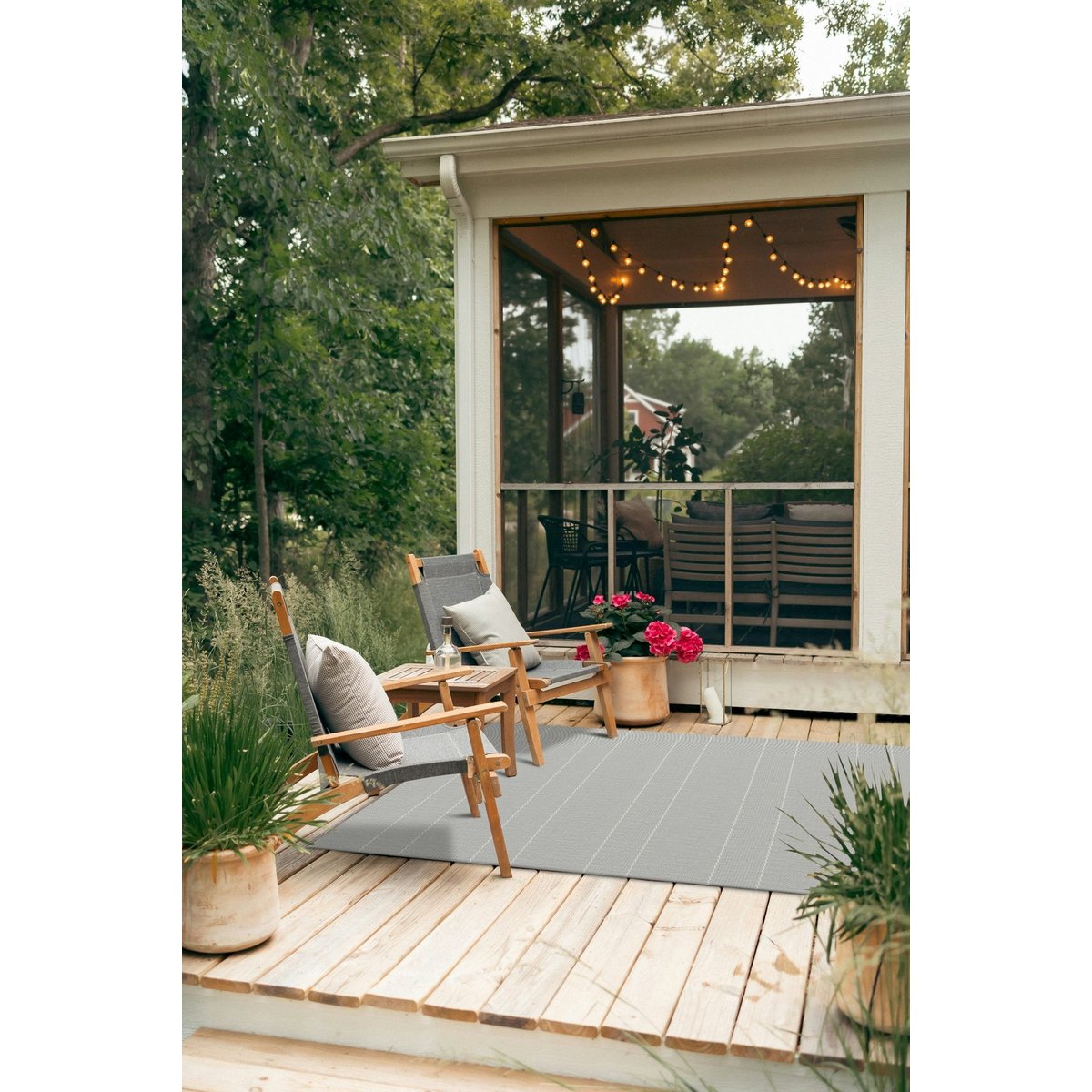 Gestreifter Teppich mit feinen Linien gewebt flach Innenraum Außen ruhig