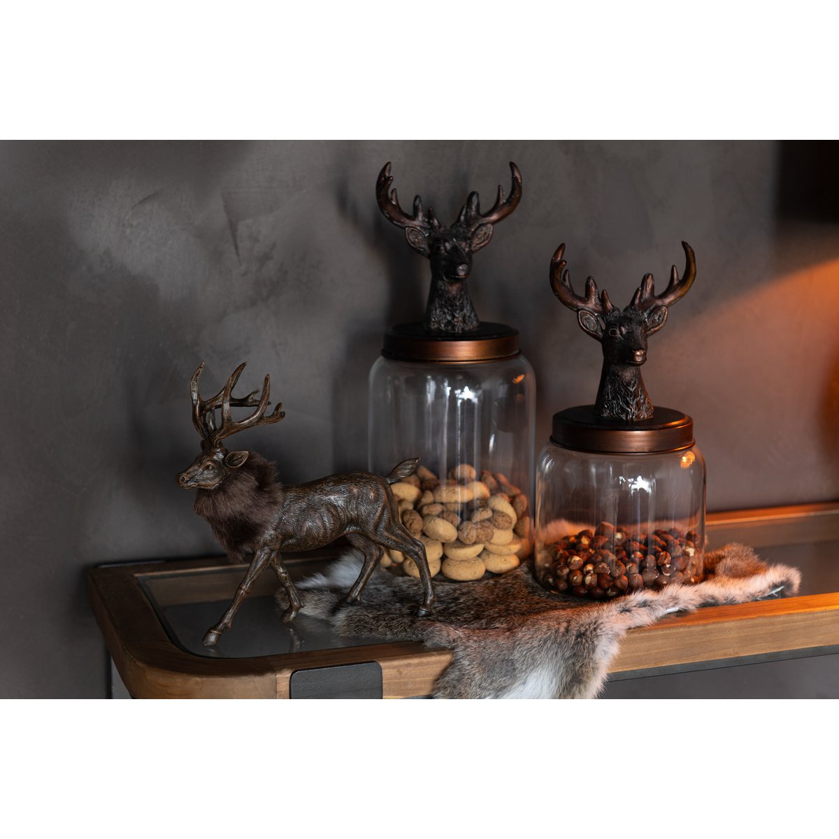 Großer Glasbehälter mit Hirschdeckel in Bronze