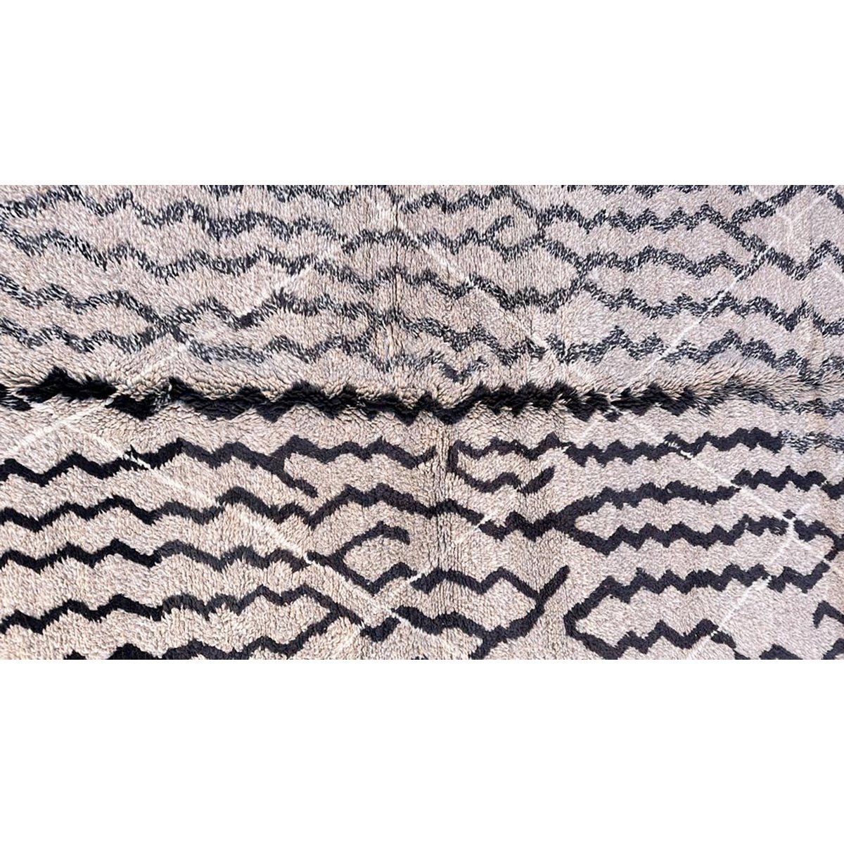 Zeitgenössischer Berber Teppich von M'RRT 176 x 270 cm