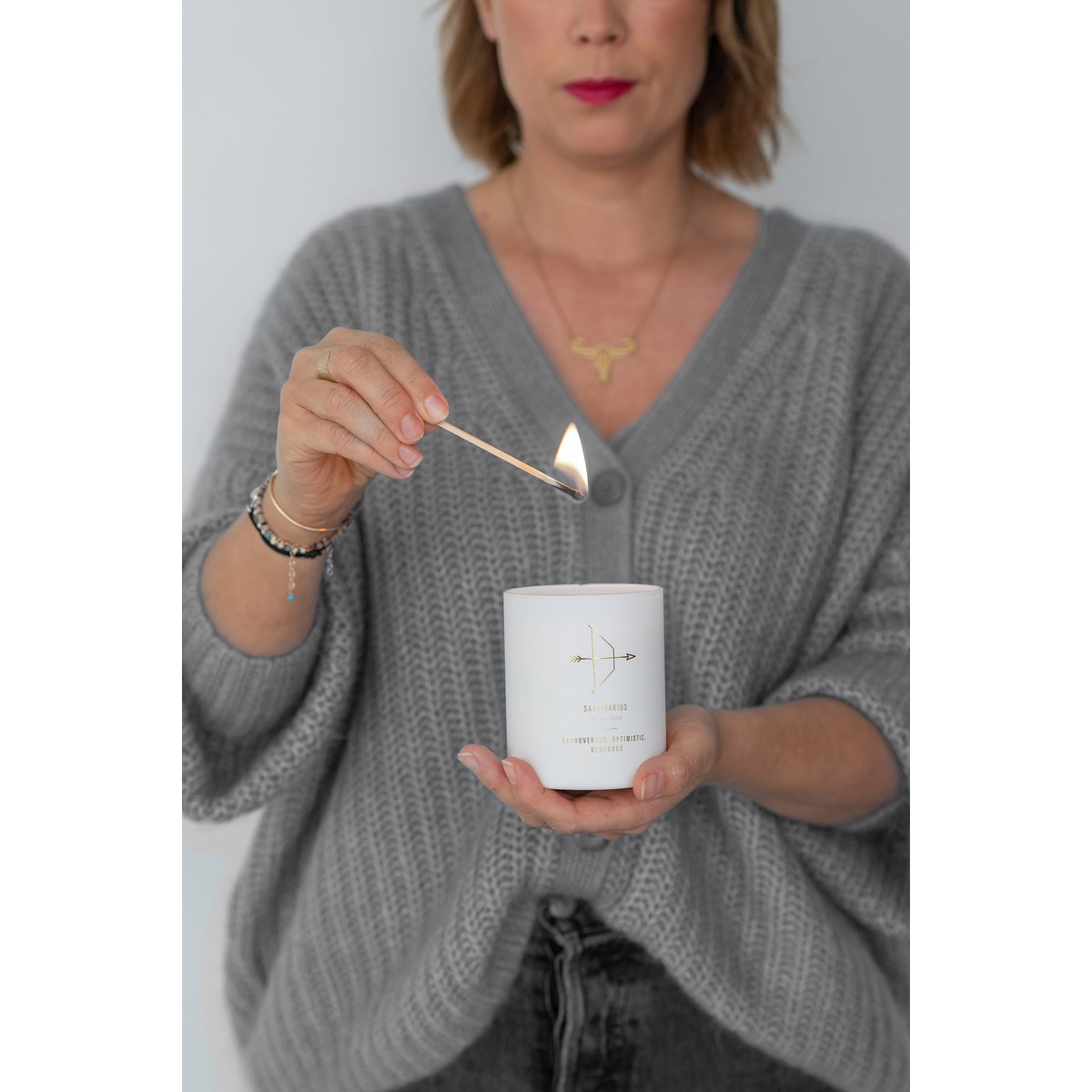 J-Line Astro Sagittarius Duftkerze – Sapphire Amber Tea – weiß – 50U