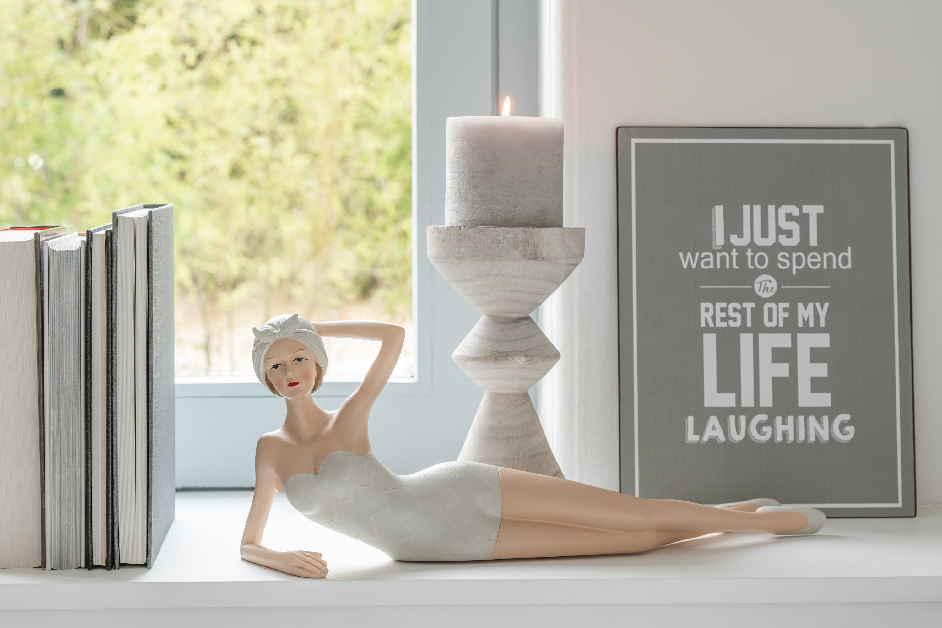 Liegende Damenfigur im Badeanzug - Grau Beige Polyresin Deko