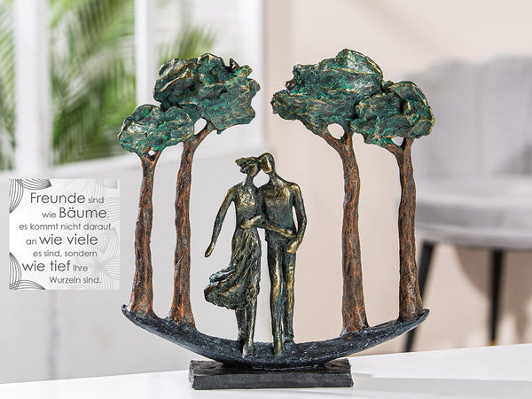 Skulptur 'Under Trees' – Elegantes Paarmotiv mit inspirierender Spruchkarte