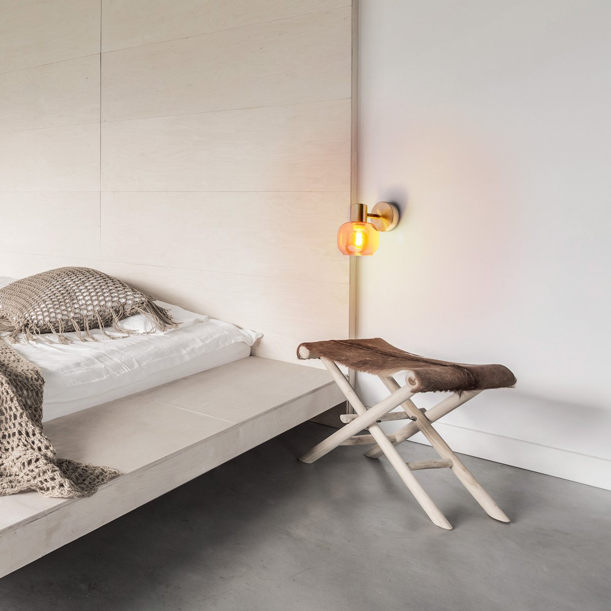 Glas-Wand Spot "LIBBY", klassische Wandlampe aus messingfarbenem Metall und getöntem Glas in Amber, mit E14-Fassung, für Esszimmer, Wohnzimmer, Diele oder Büro, 16 cm