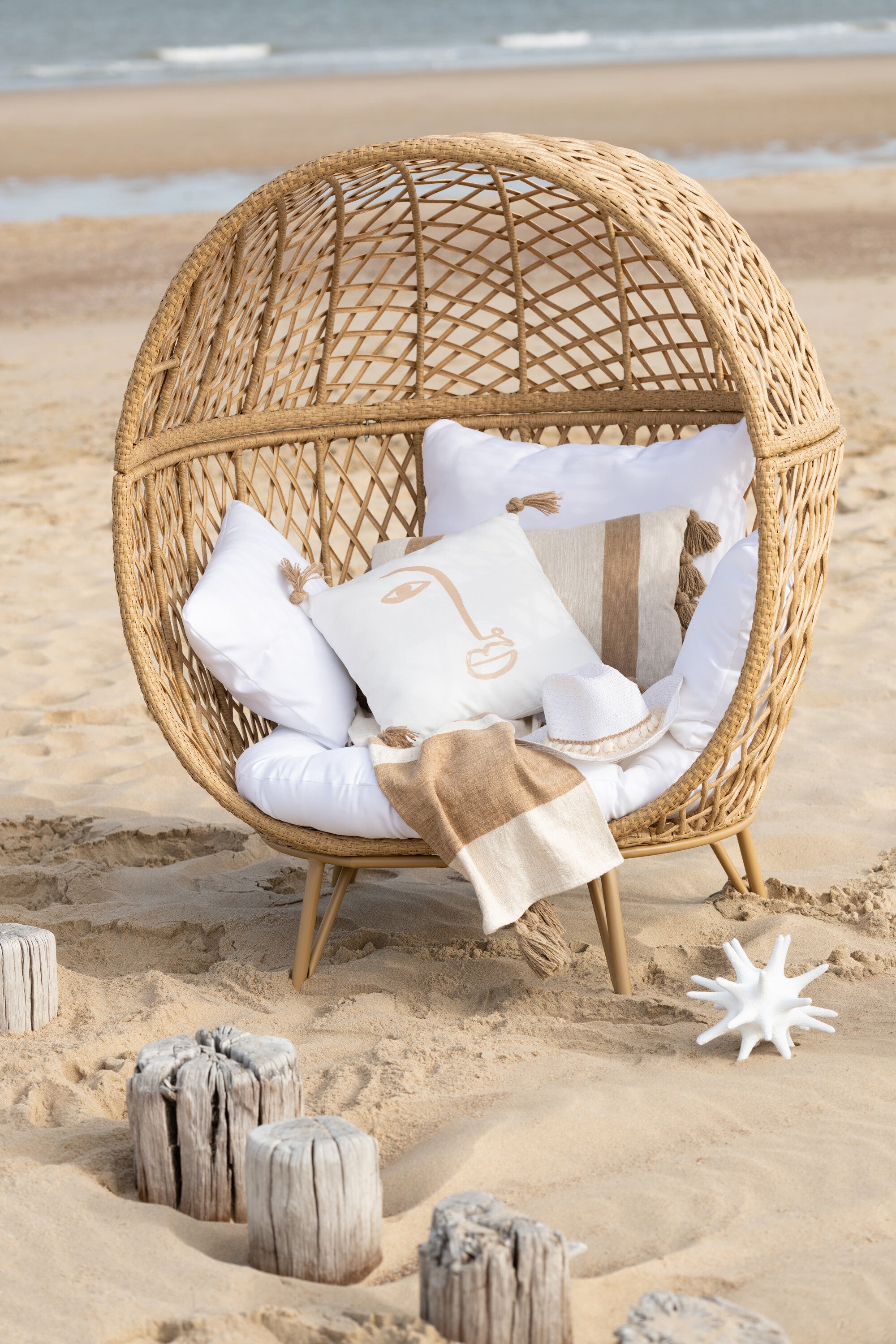 Eva loungestoel gemaakt van metaal en rotan Relaxte luxe voor buitengebruik