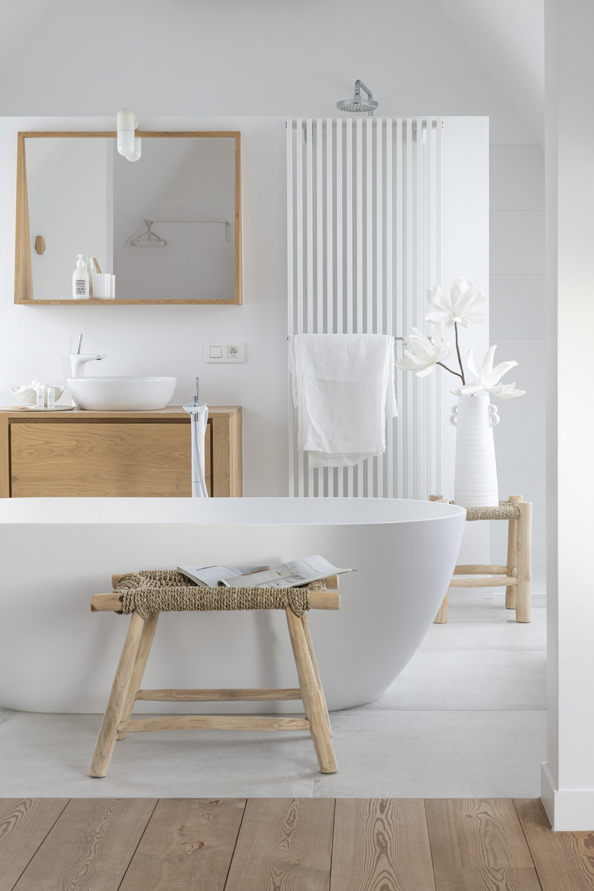 Handgefertigter Hocker "Timo", Gras/Teakholz, Naturfarben, Groß