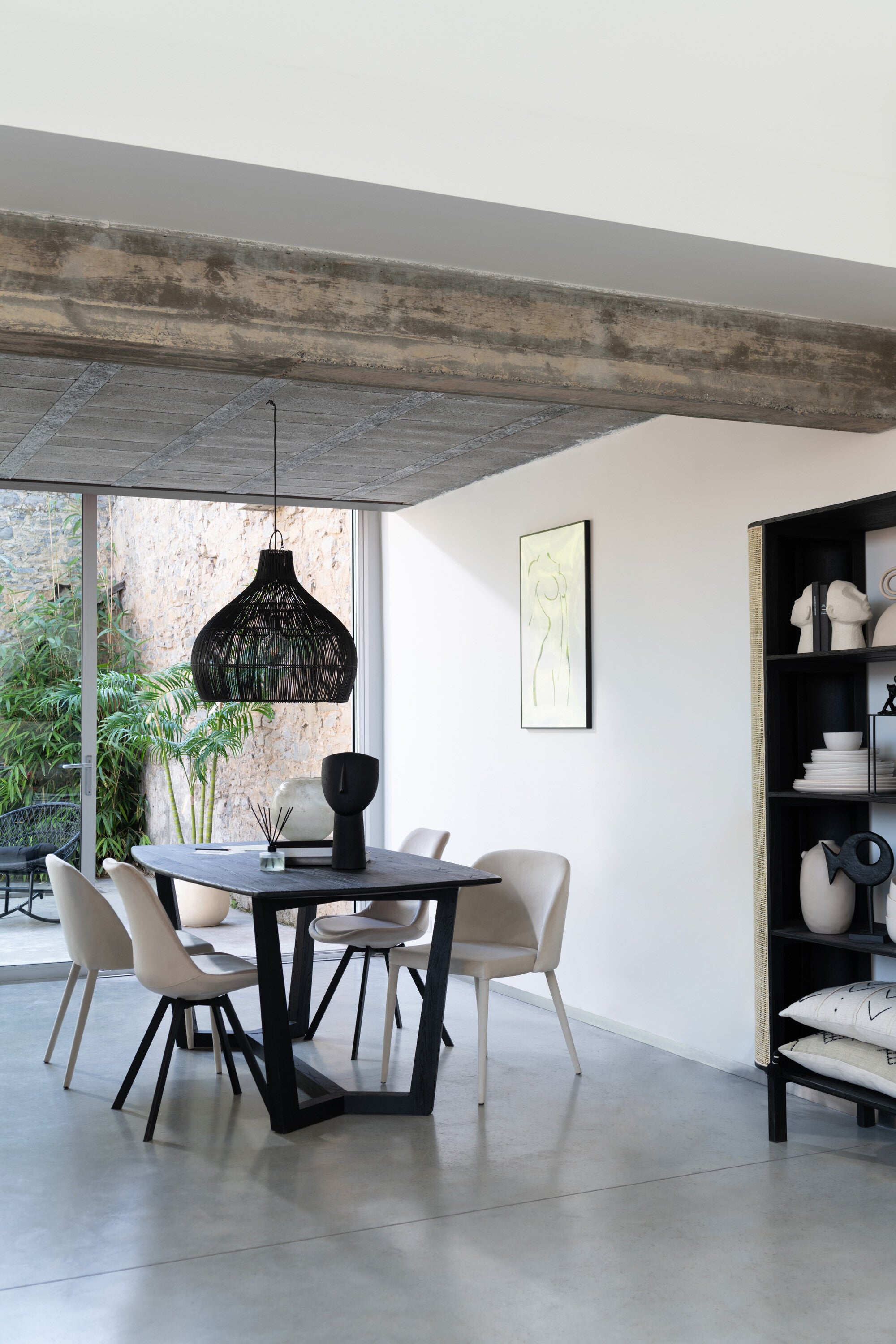 Eleganter Lampenschirm in Birnenform aus Rattan – Zeitlose Eleganz in Schwarz