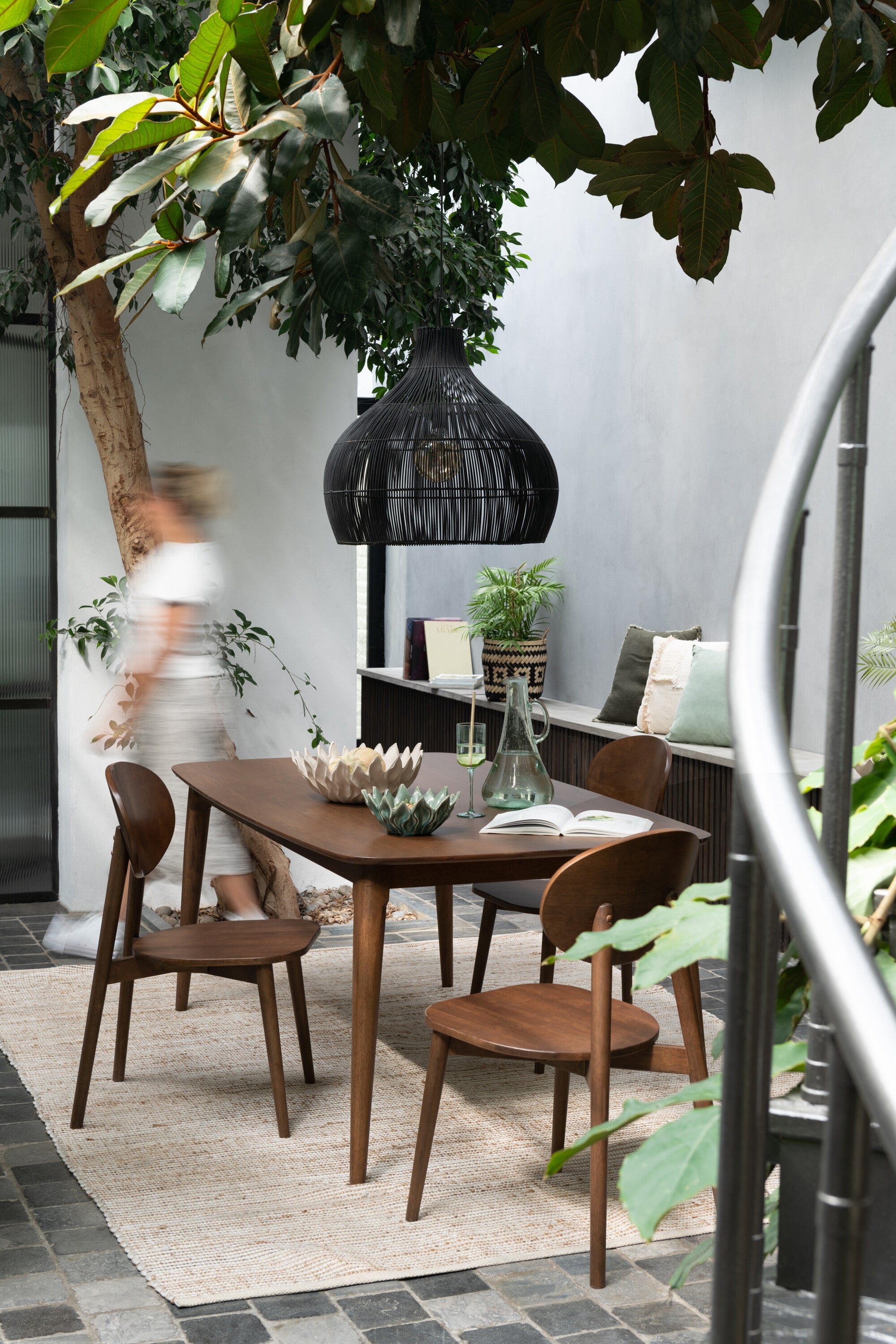 Eleganter Lampenschirm in Birnenform aus Rattan – Zeitlose Eleganz in Schwarz