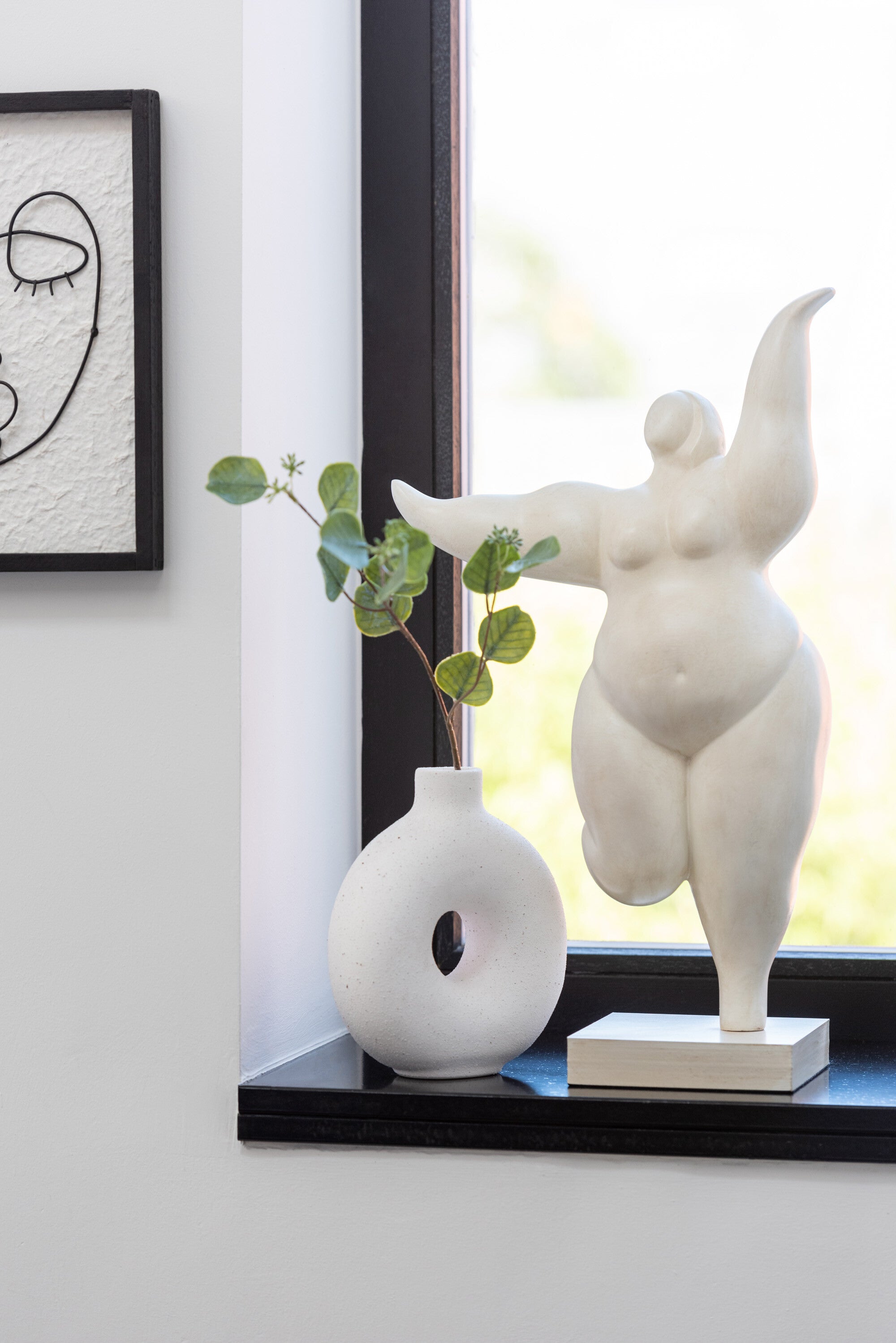 Figur Delphine im Tanz Frau mit Delphinarmen in Beige