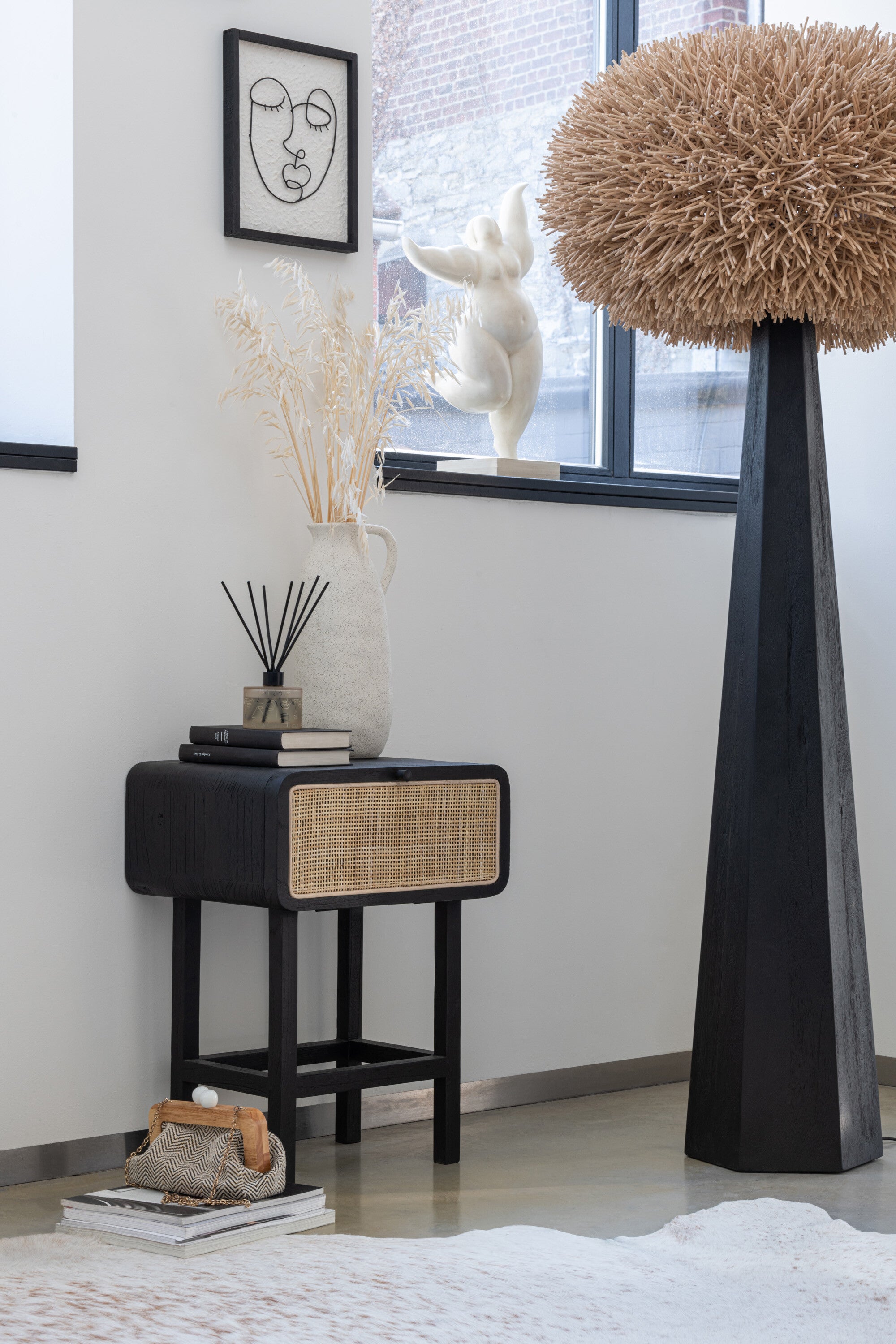 Figur Delphine im Tanz Frau mit Delphinarmen in Beige