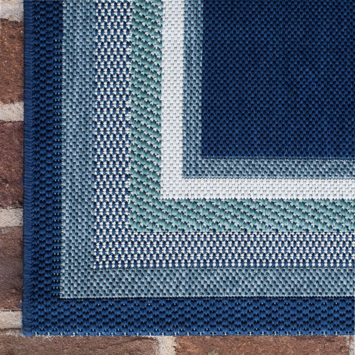 Ethnischer Teppich im Innenbereich im Freien