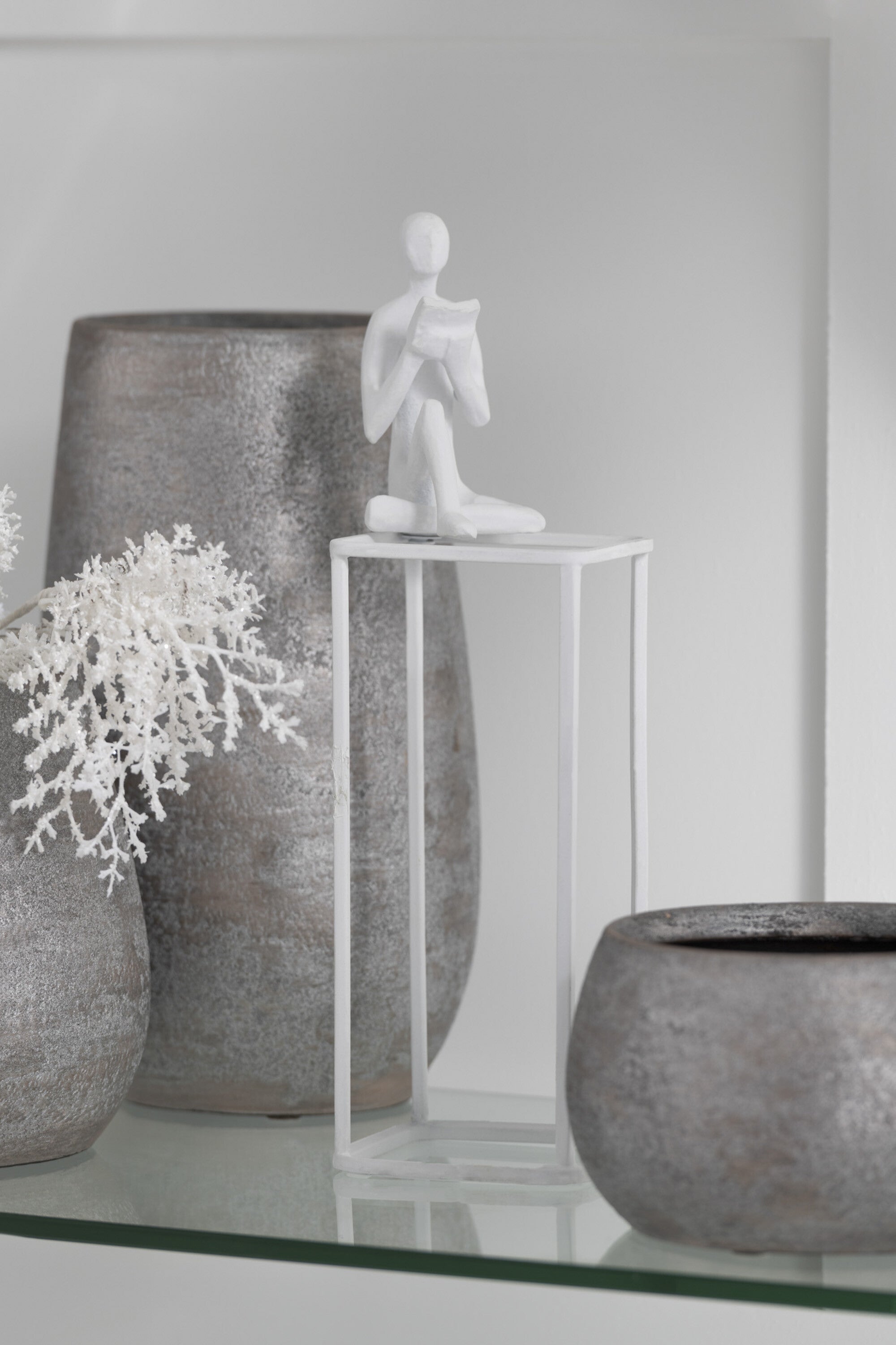 2er Set Leser Figuren auf Kubus - Weiße Aluminiumskulpturen für Ihr Zuhause