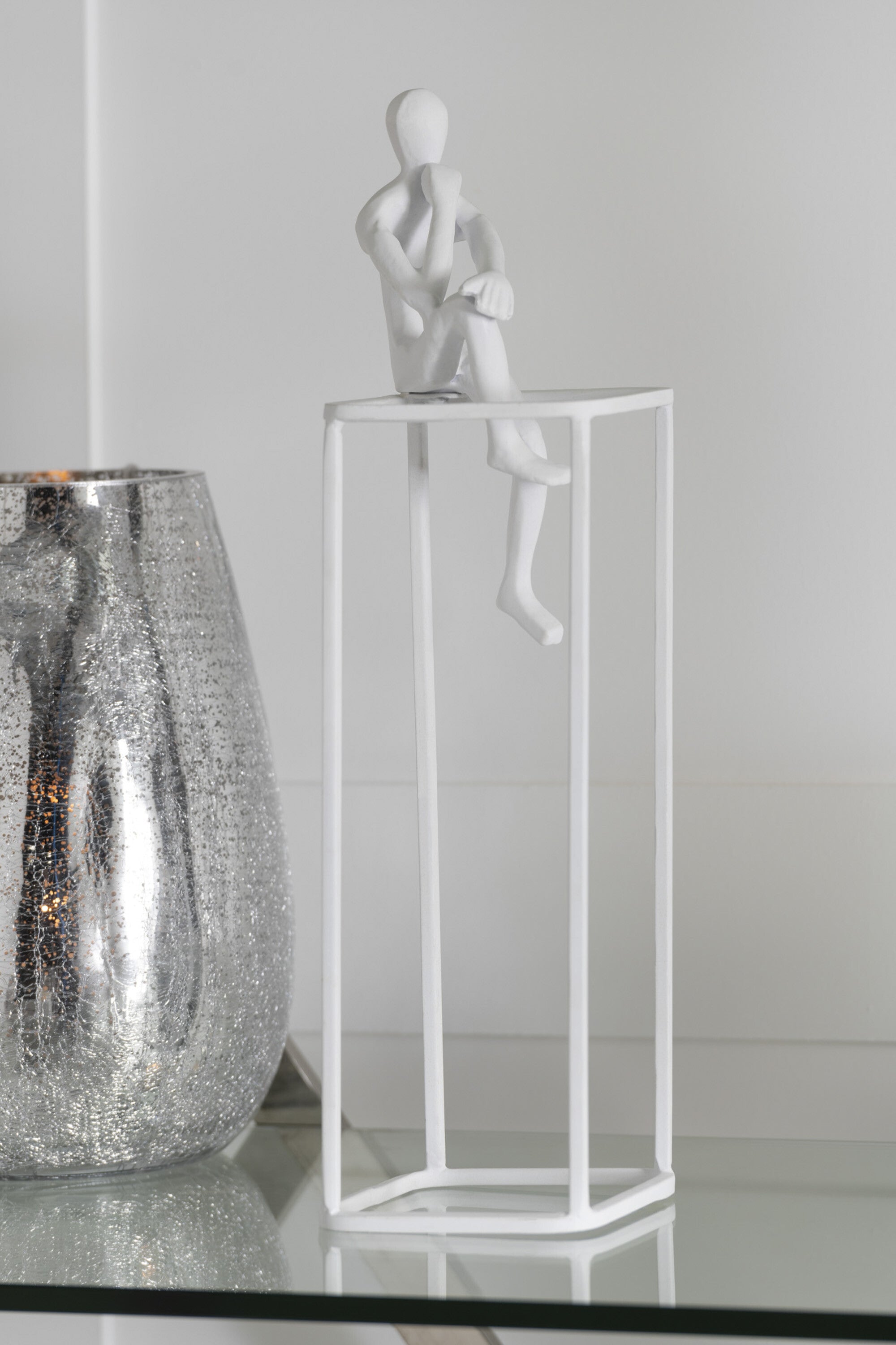 2er Set Moderne Denker Skulpturen aus Weißem Aluminium