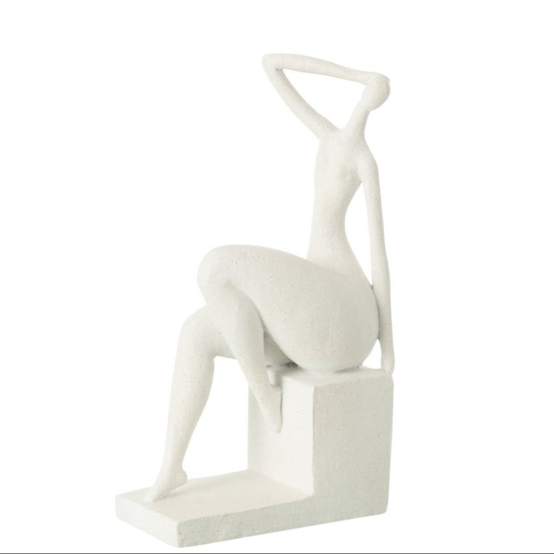 Moderne Dekofigur Frau sitzend – Abstrakte Skulptur in Weiß