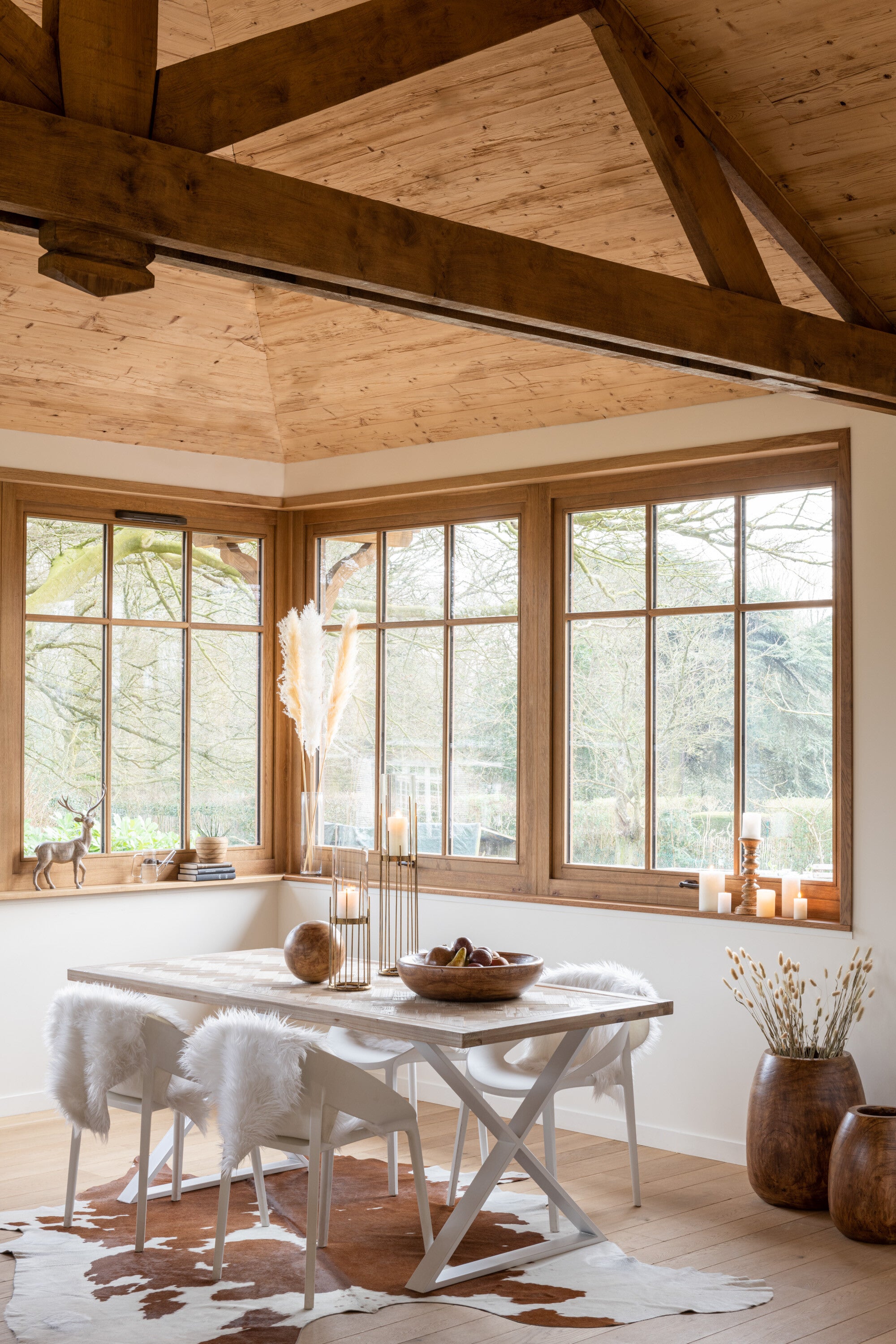 Stilvoller Holztisch Zigzag mit weißem Metallgestell - Handgefertigtes Meisterwerk in Naturell