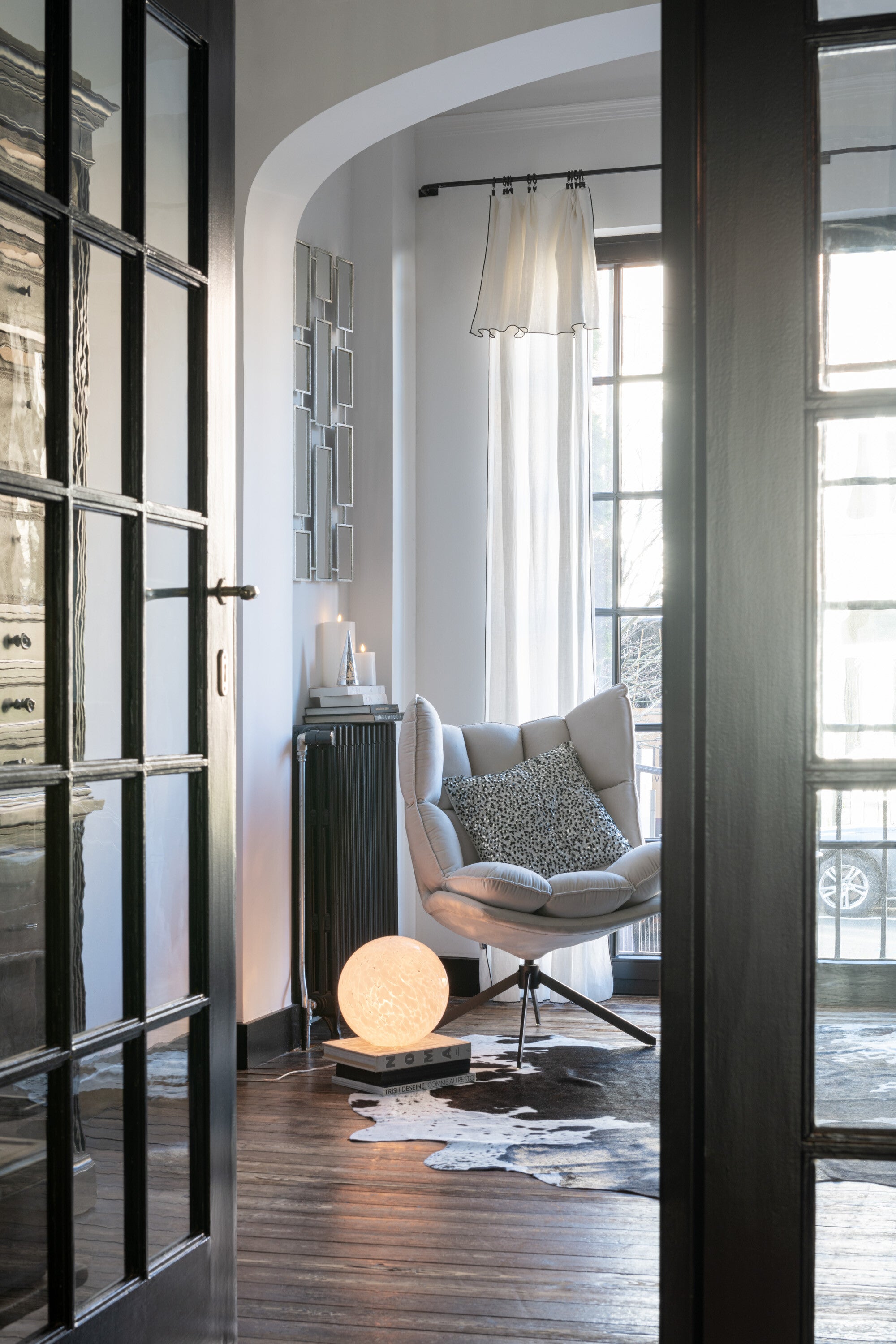 Eleganter Relaxstuhl mit Kissen in Beige, Rostbraun oder Hellgrau für stilvolle Entspannung