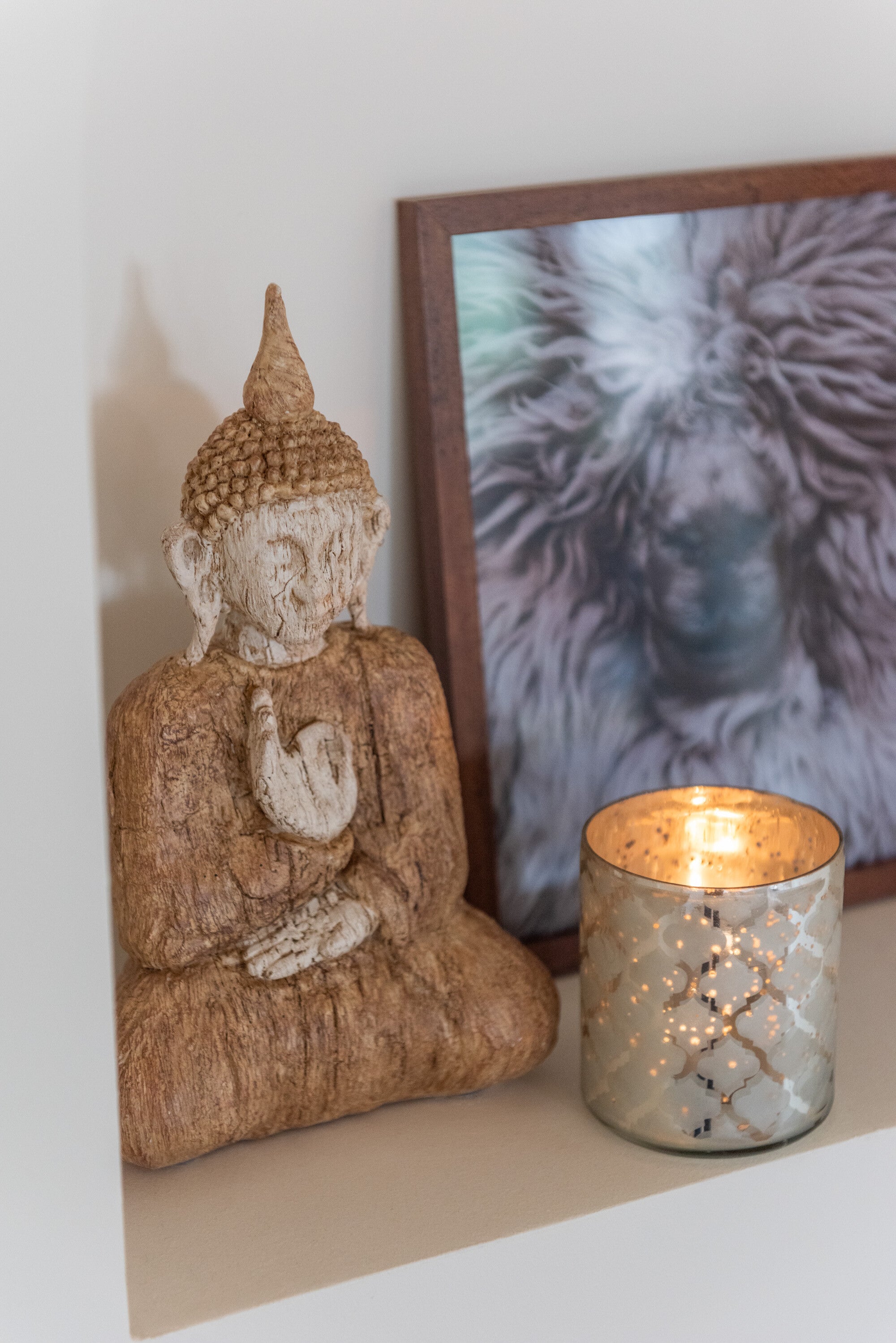Duo von Sitzenden Buddha-Statuen in Natürlichem Beige Finish