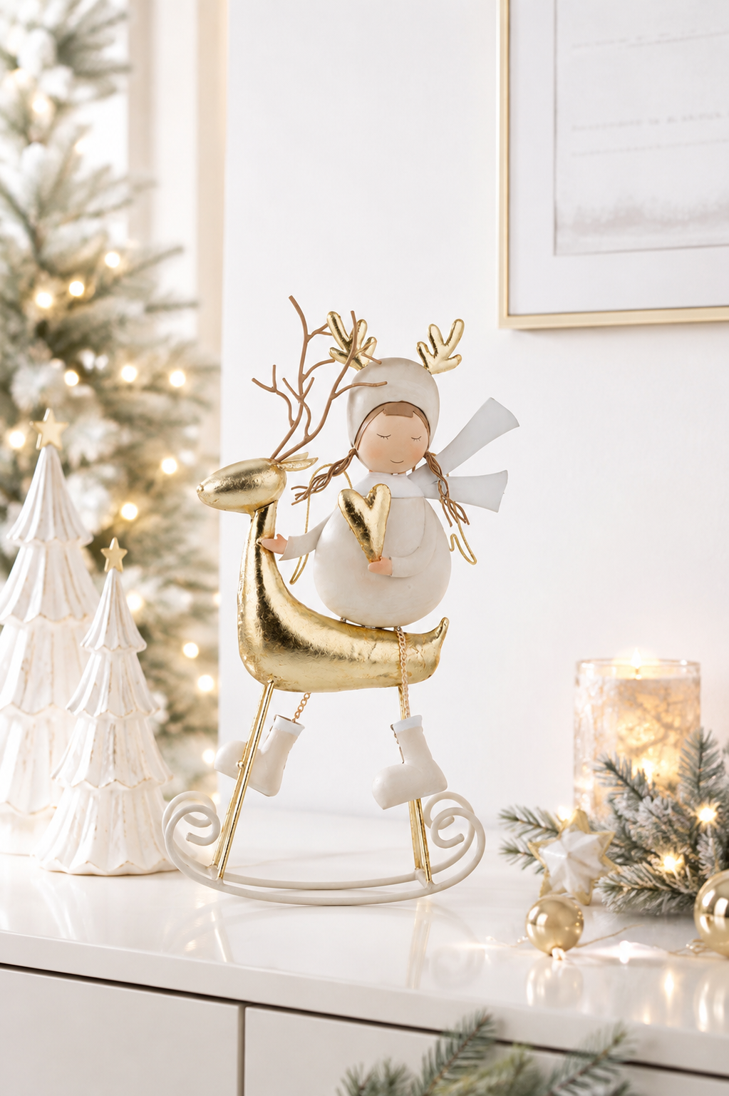 Weihnachtsfigur Finja mit Rentier in Weiß und Gold