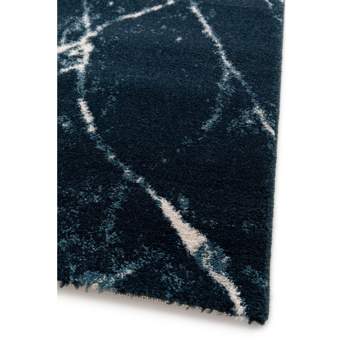 Weicher dunkler und glatter dunkelblauer Teppich Marmor