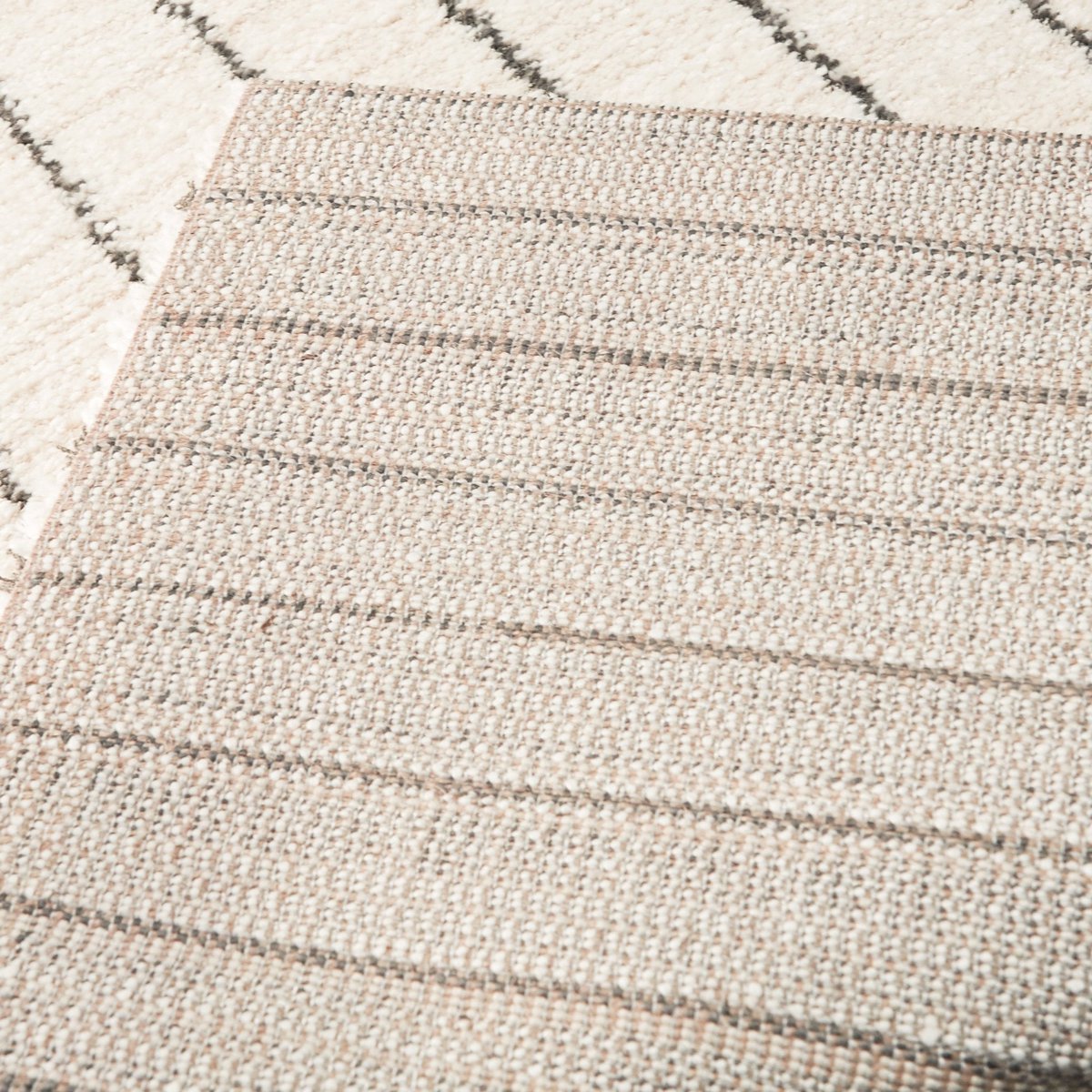 Süßer und weicher skandinavischer Grafik Teppich