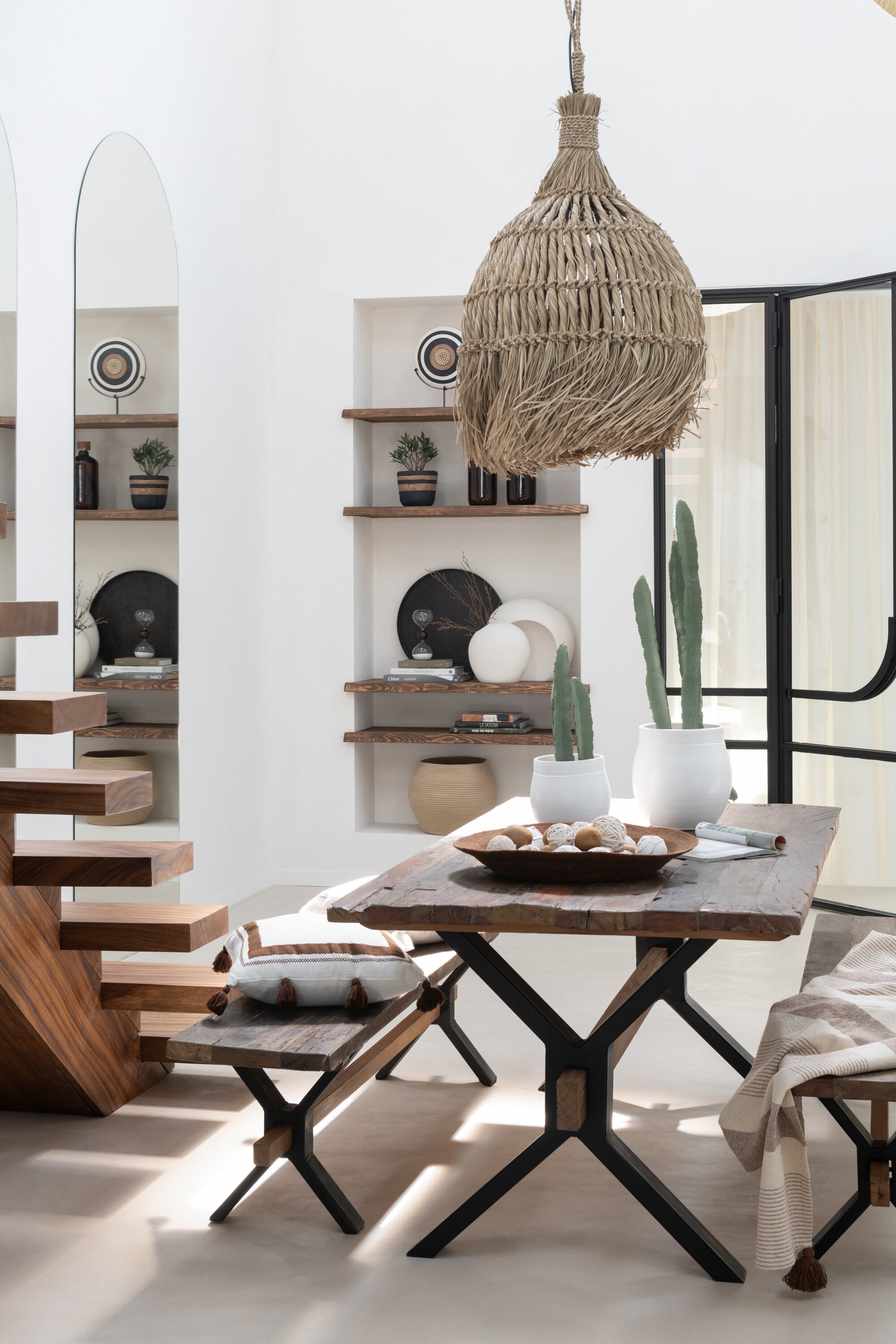 Charaktervoller Esstisch aus gealtertem Holz in Braun mit schwarzem Metallgestell - Handgefertigtes Meisterwerk