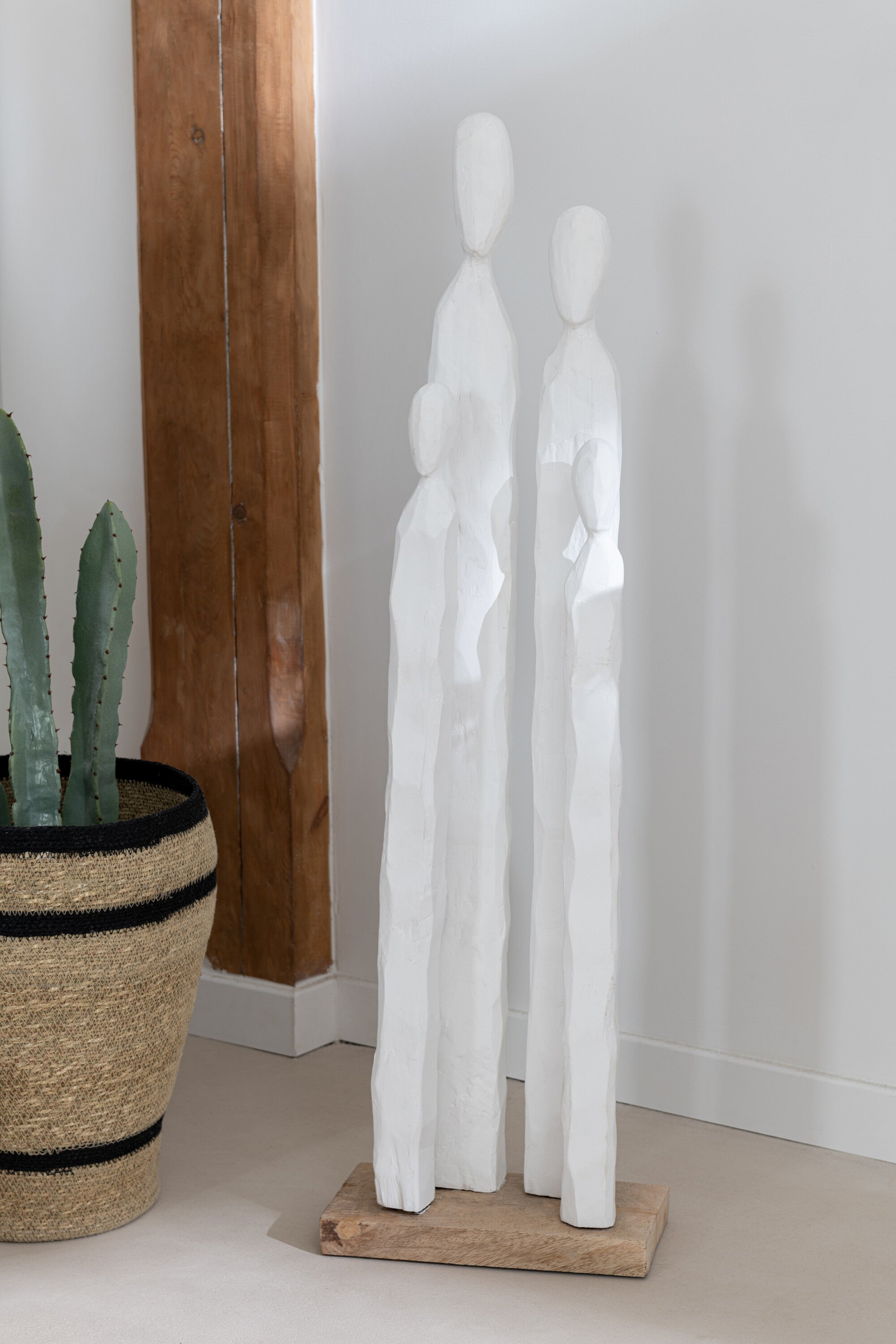 Handgeschnitzte Holzfigur - Große Gruppe Menschen in Weiß