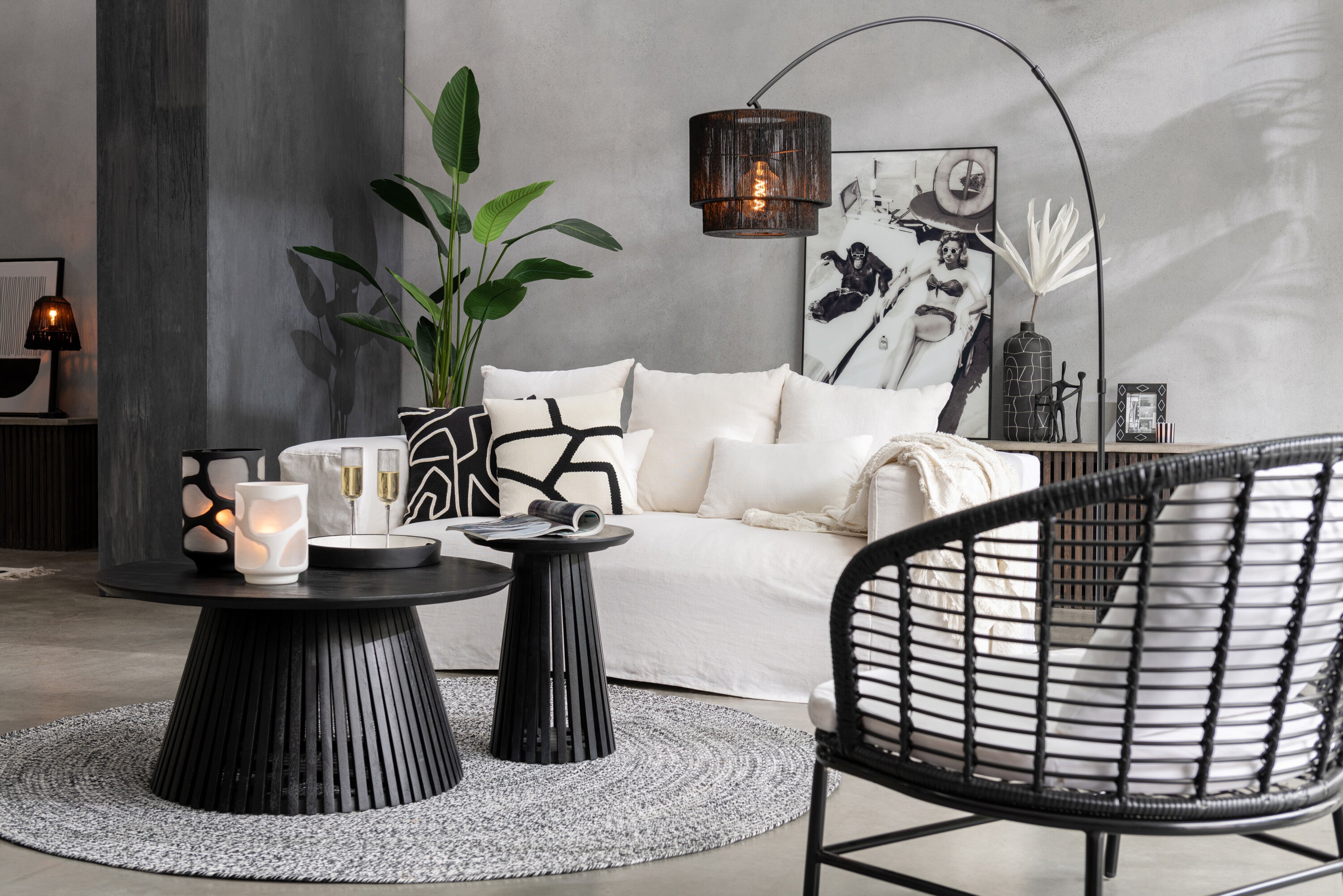 Handgefertigter Beistelltisch Vincent aus schwarzem Mangobaum