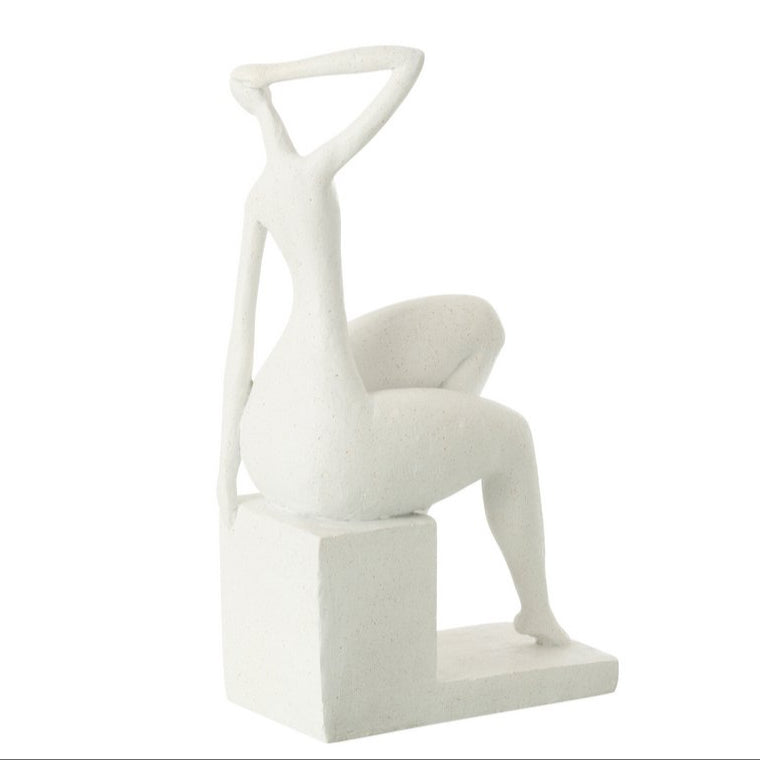 Moderne Dekofigur Frau sitzend – Abstrakte Skulptur in Weiß