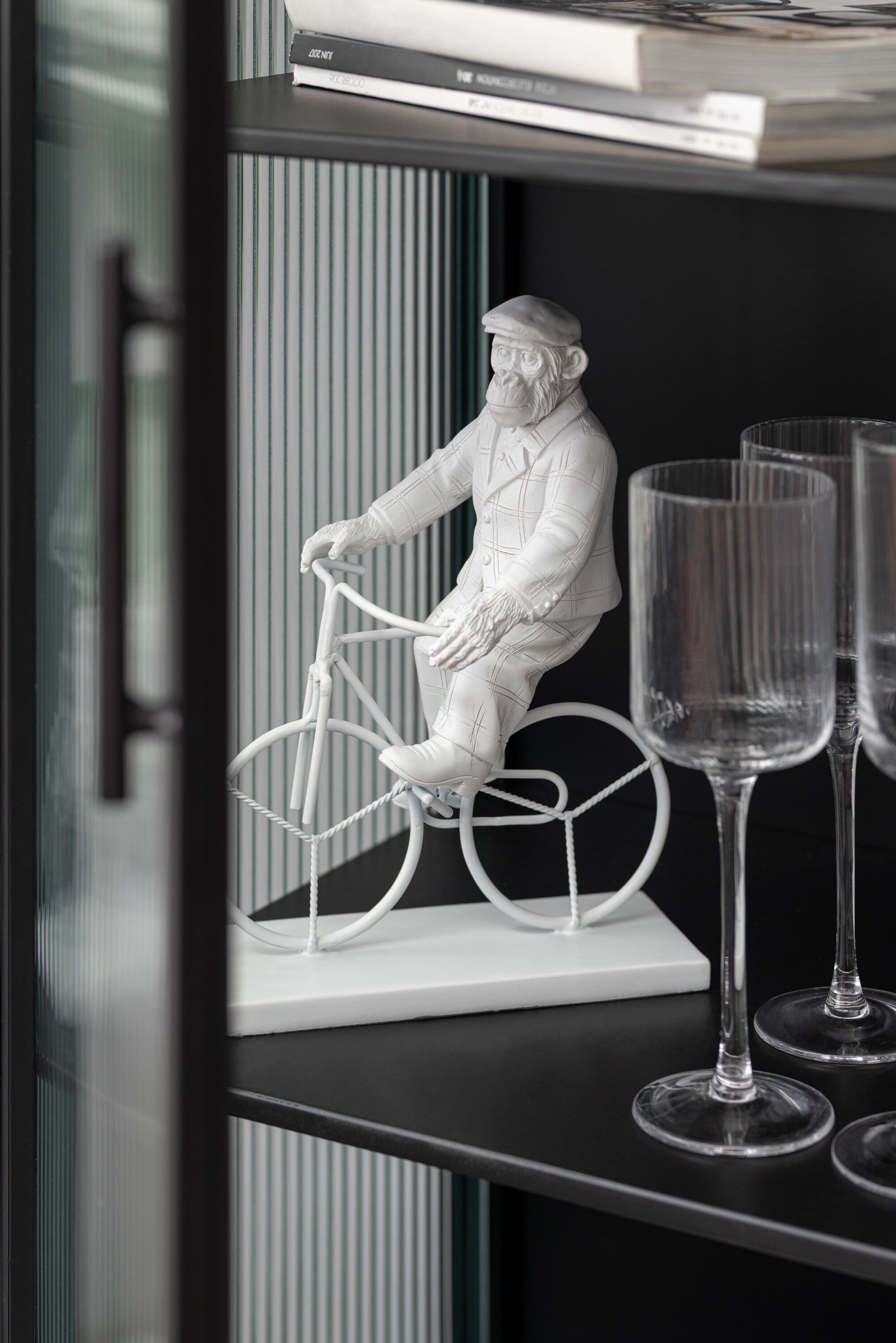 2er Set Affen auf Fahrrädern aus Poly in weiß - Einzigartige Deko mit Charme