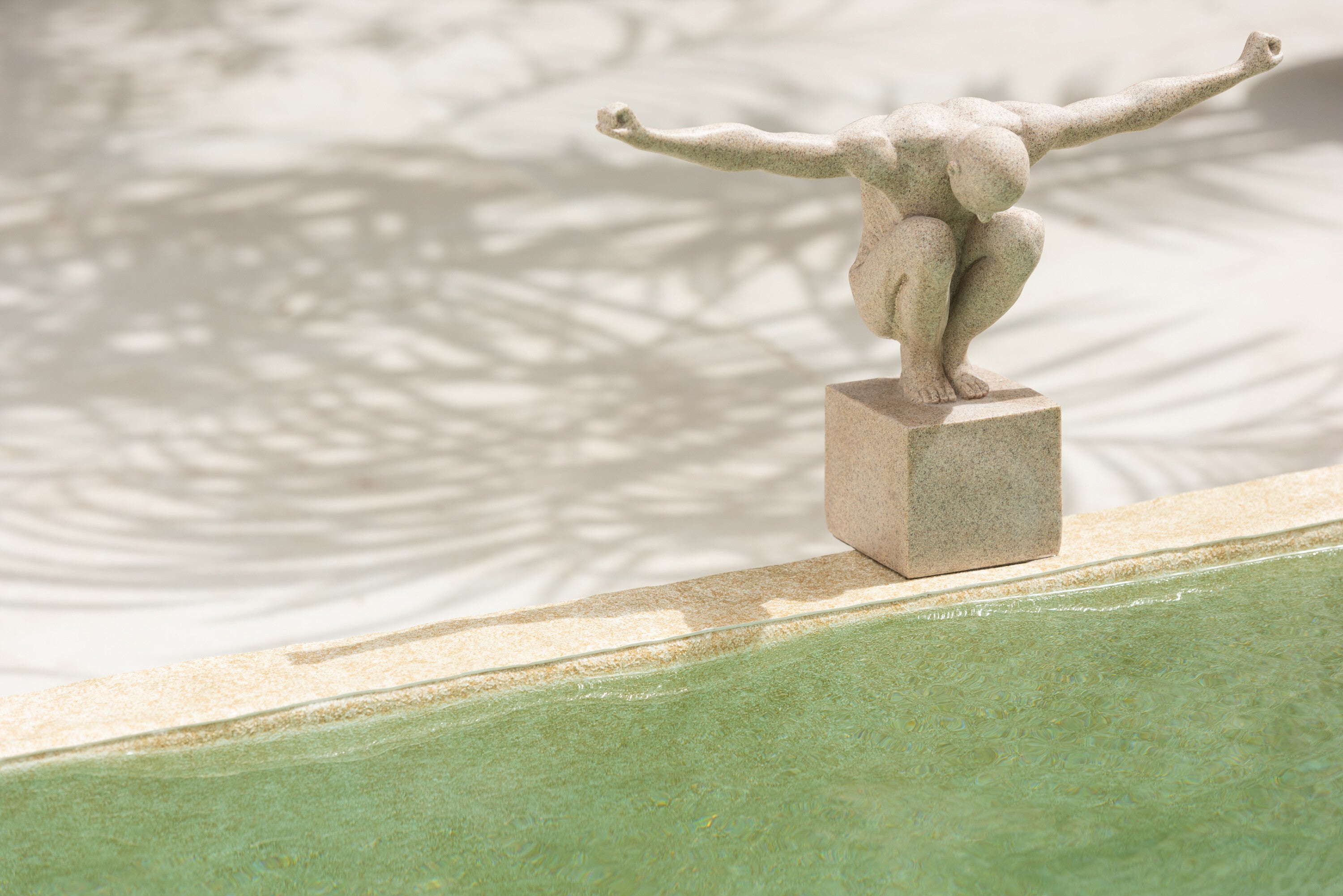 2er-Set Marmor-Poly Athletenskulpturen auf Sockel, Sandfarben - Verfügbare Größen: Groß und Klein