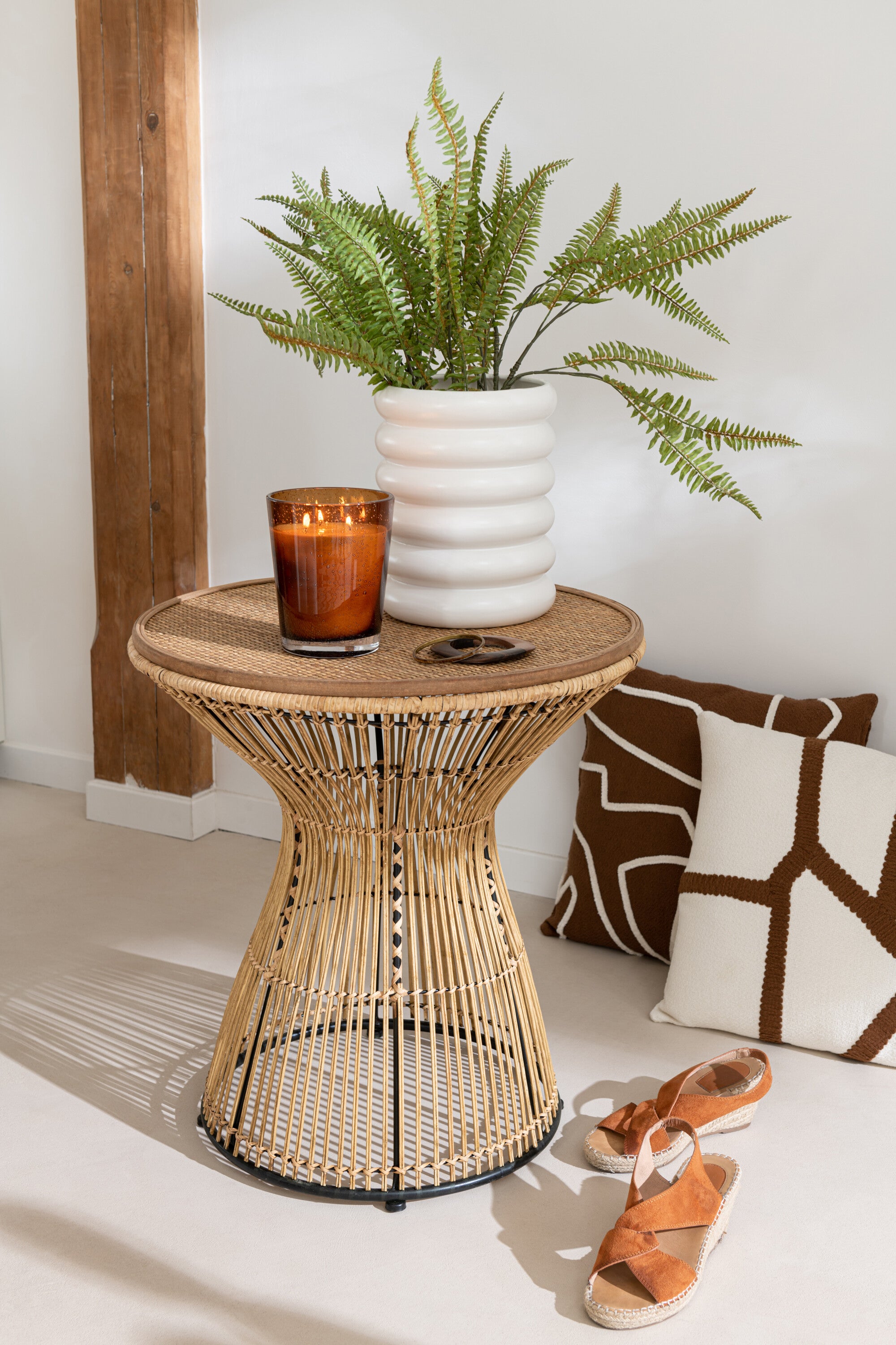 Side table round grooves natural rattan - A stylish and practical companion for your home