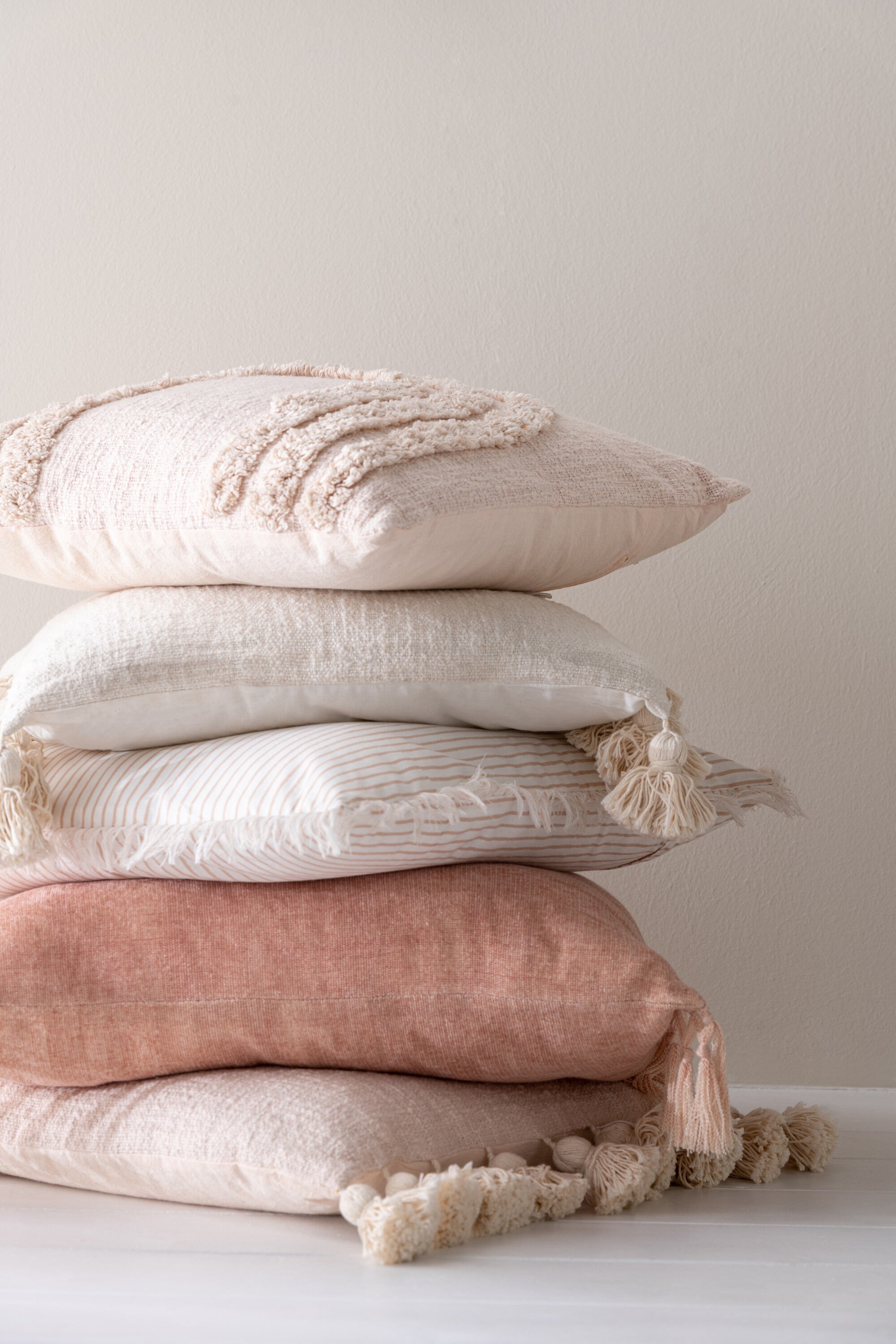 Set von 4 Quadratischen Baumwollkissen mit Quasten in Pfirsichfarbe