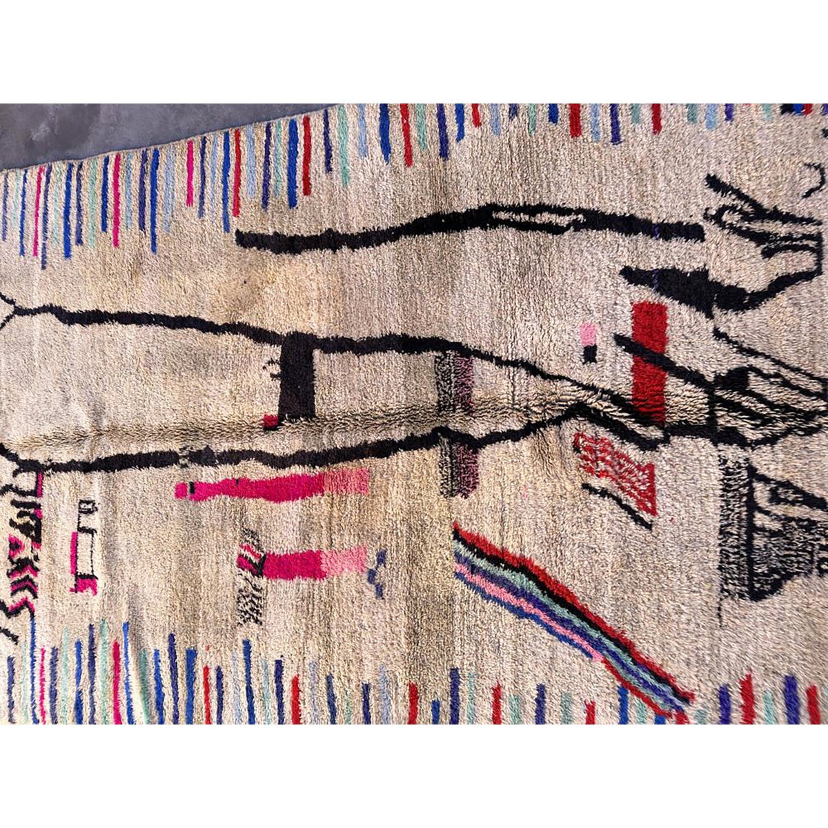 Berber carpet made of colored wool 168 x 266 cm