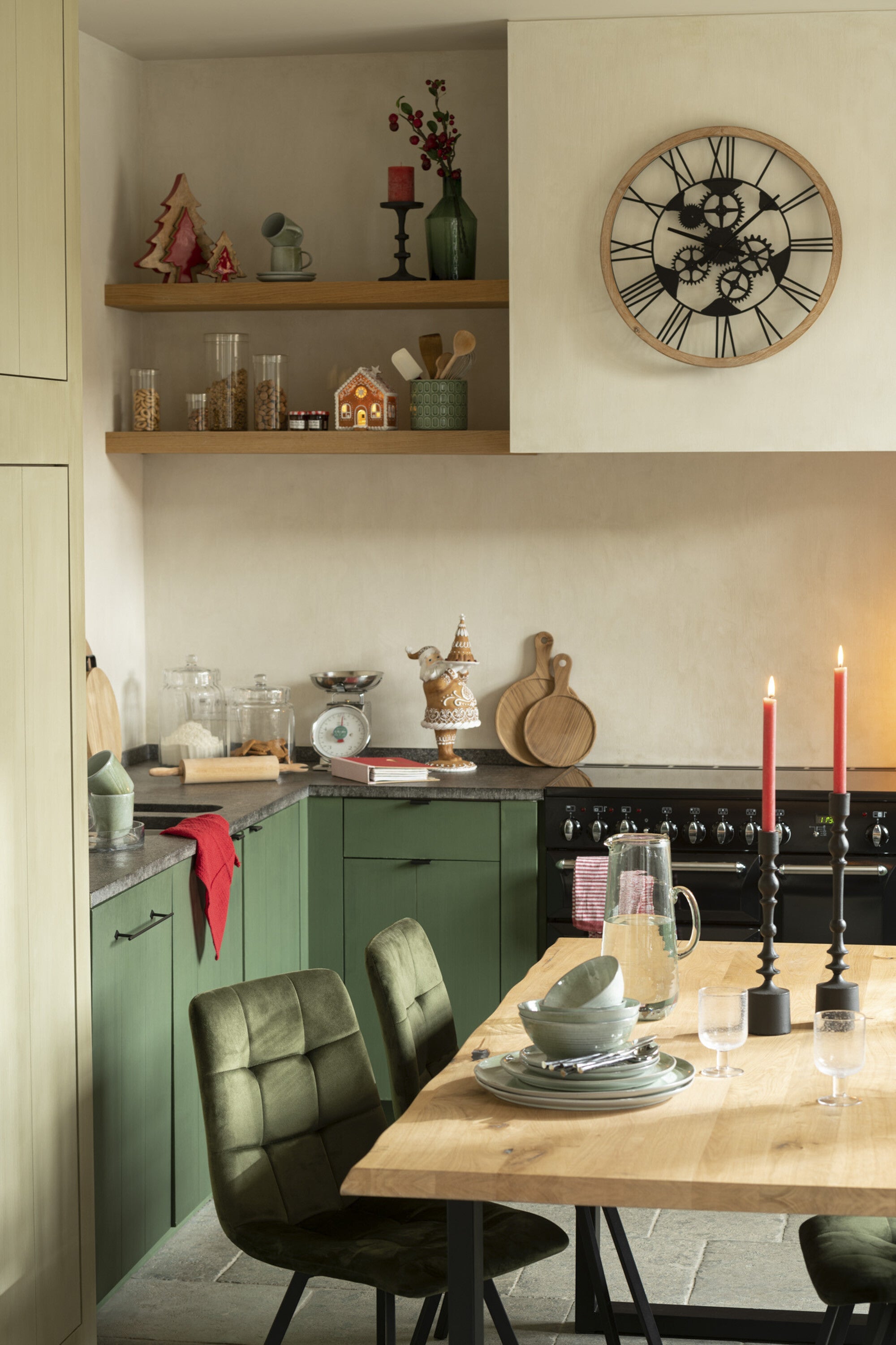 Wanduhr aus schwarzem Metall mit römischen Ziffern