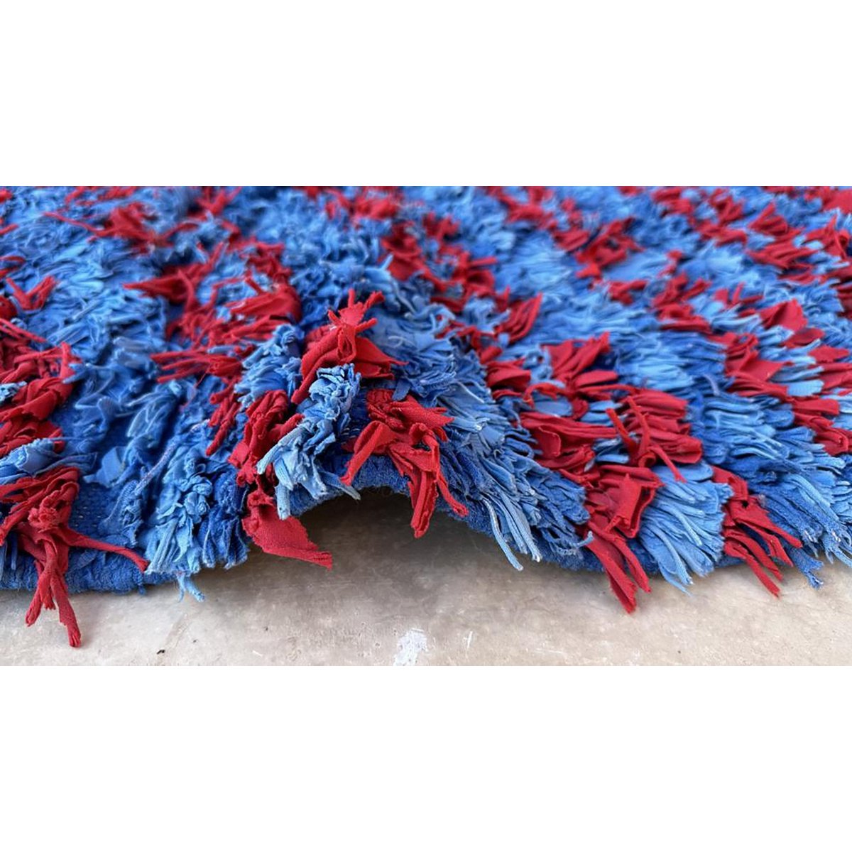 Marokkaner Berber Teppich in recycelten Textilien 88 x 136 cm