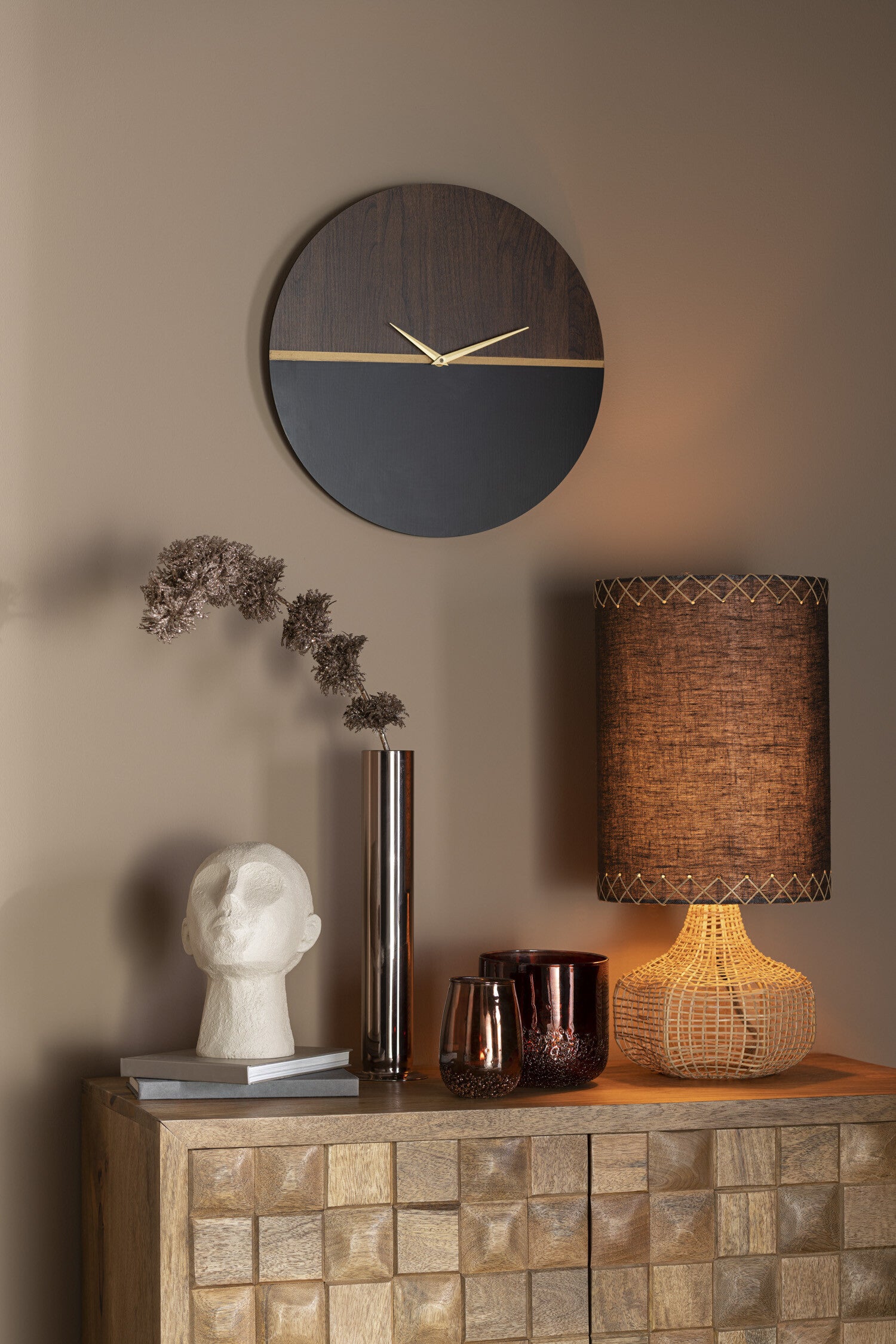 Handgefertigter Schrank Nino aus Mangoholz und Metall in Natur und Gold